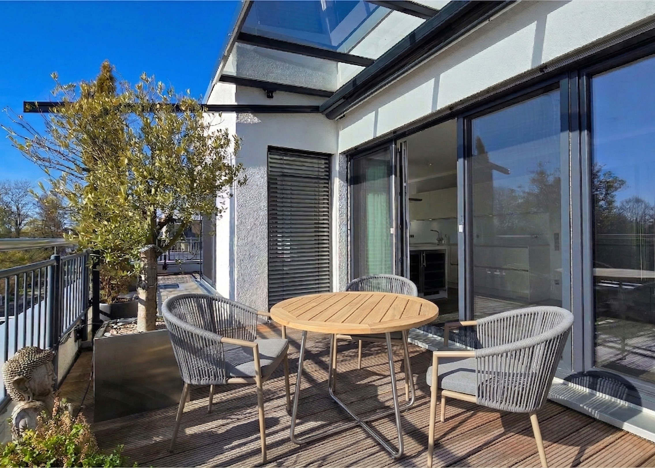 Ein Ort zum Ankommen. Ein Zuhause zum Wohlfühlen. Ein Lebensmittelpunkt zum Bleiben - Gesamtwohnfläche inkl. Terrasse ca. 177 m²