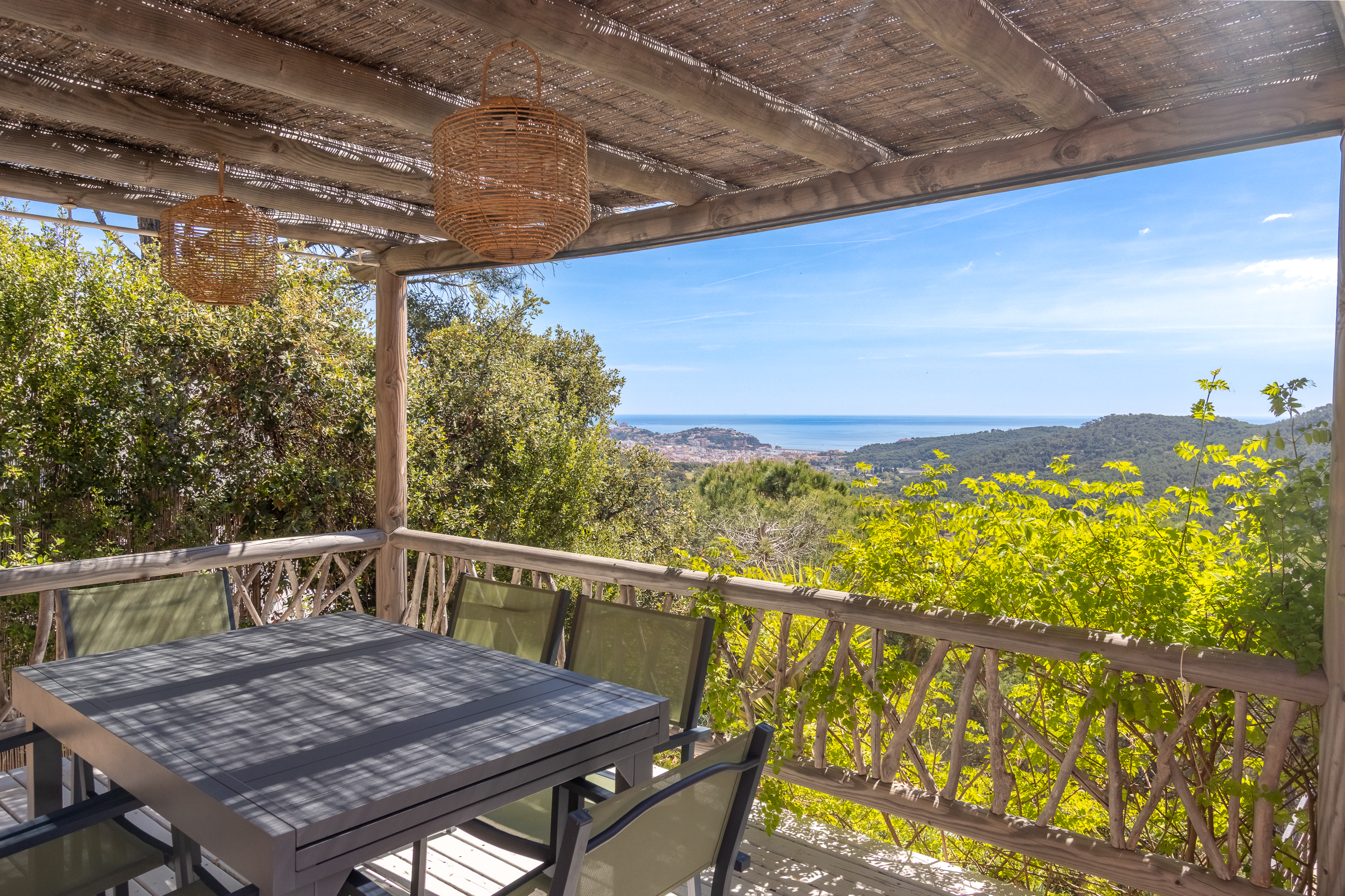 Moderne Villa mit Panoramablick aufs Meer und die Berge