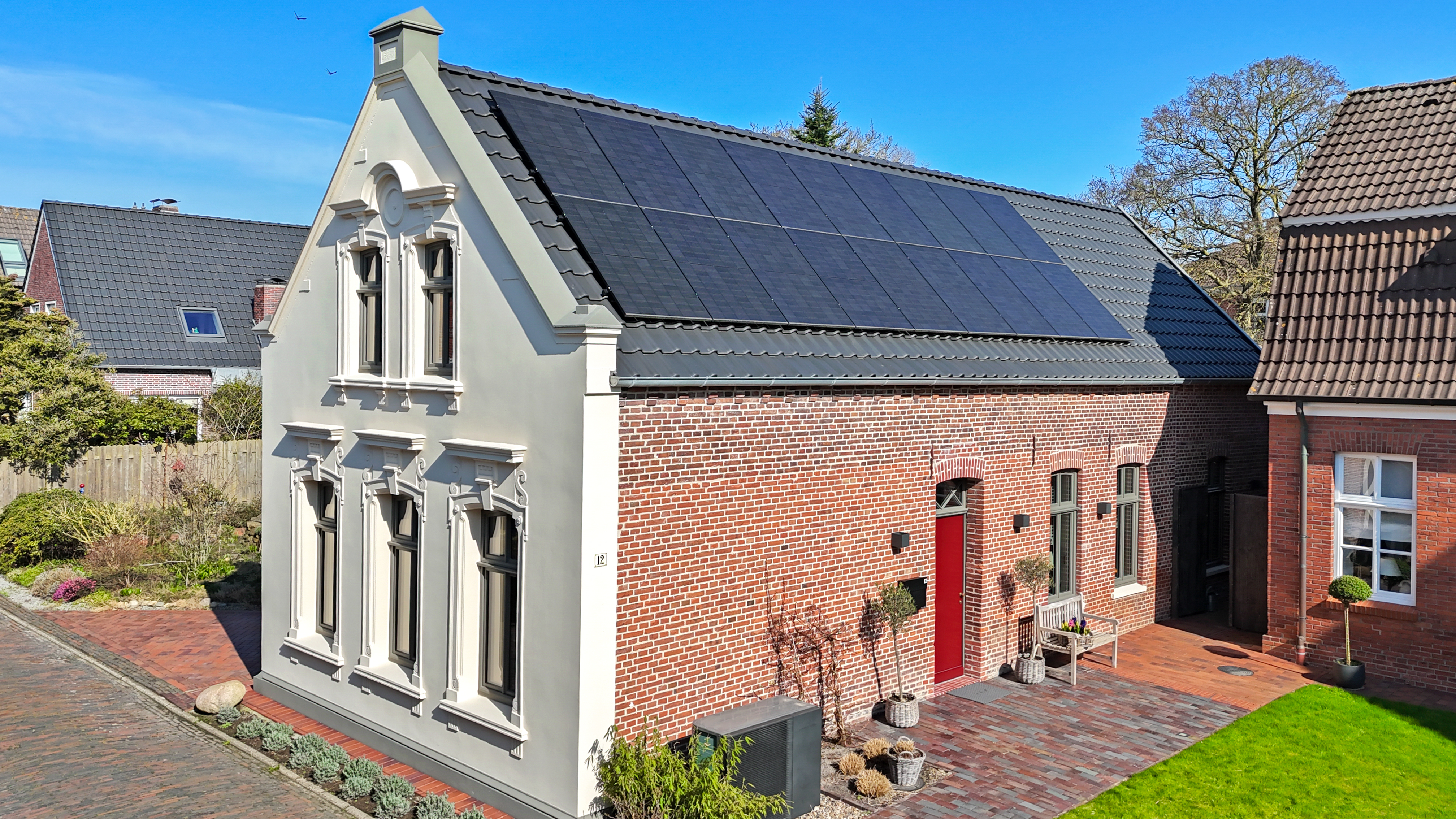 Wohnen mit Stil: Kernsaniertes Stadthaus mit Galerie, PV-Anlage & Designküche