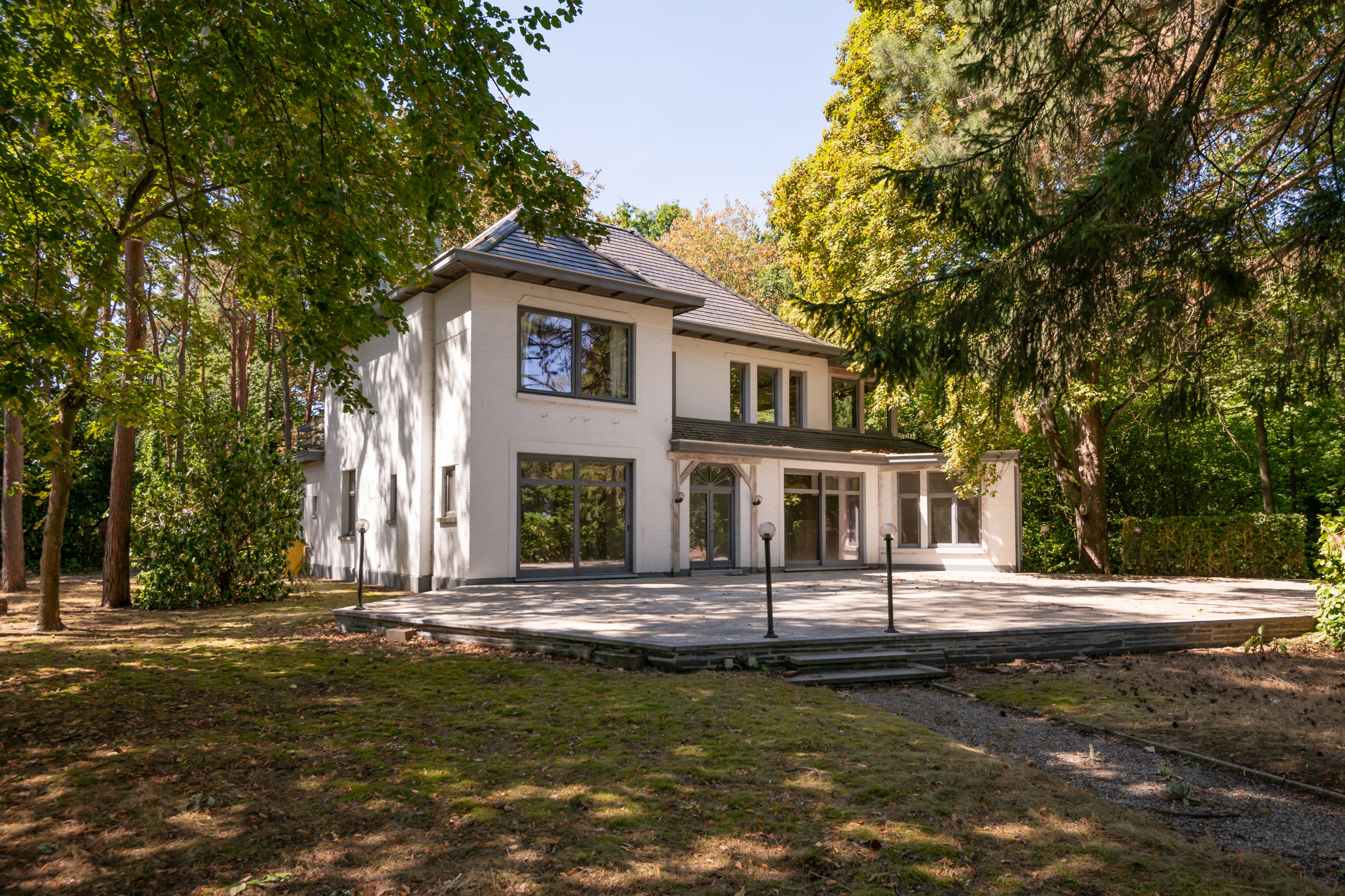 Characterful manor villa of 383 m², 5 bedrooms, double garage, green surroundings and authentic elegance.