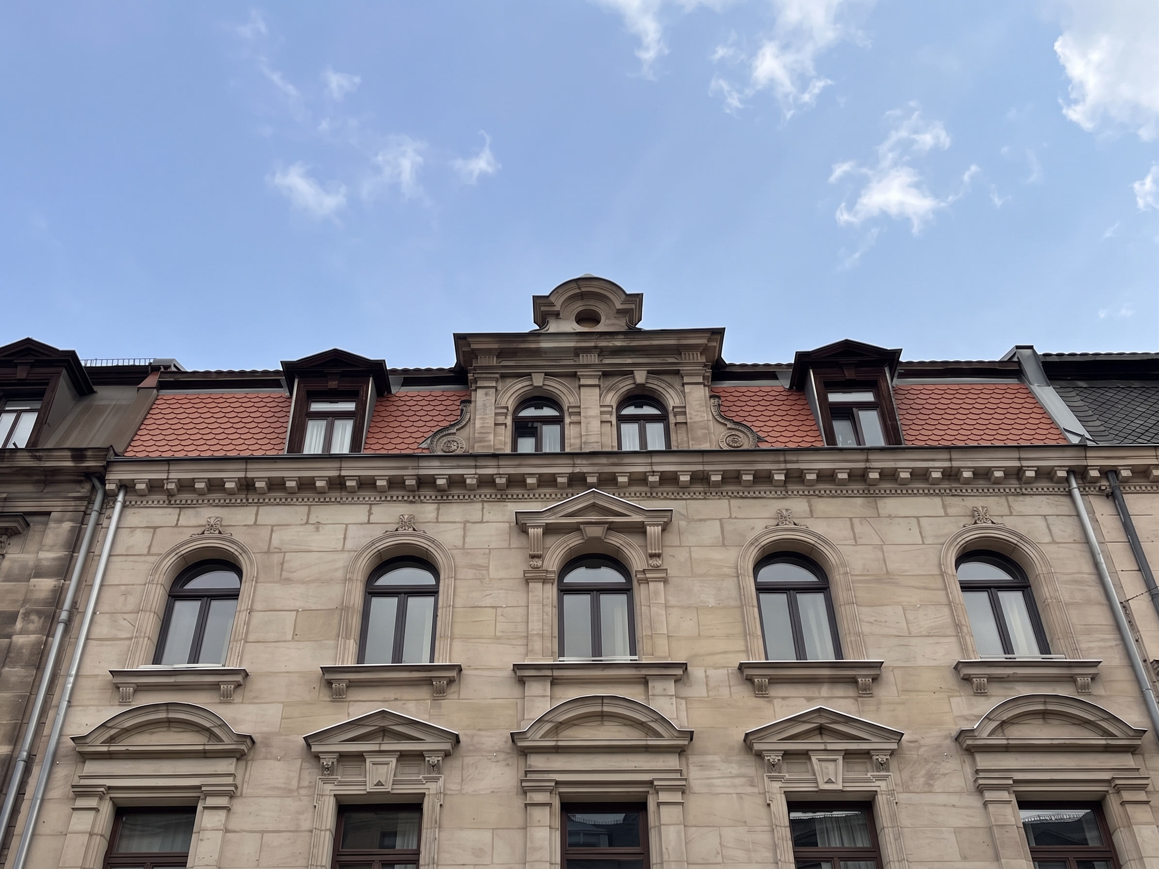 Luxuriöses Wohnen auf 120 m²: Vollmöblierter Altbau-Traum mit offener Raumgestaltung