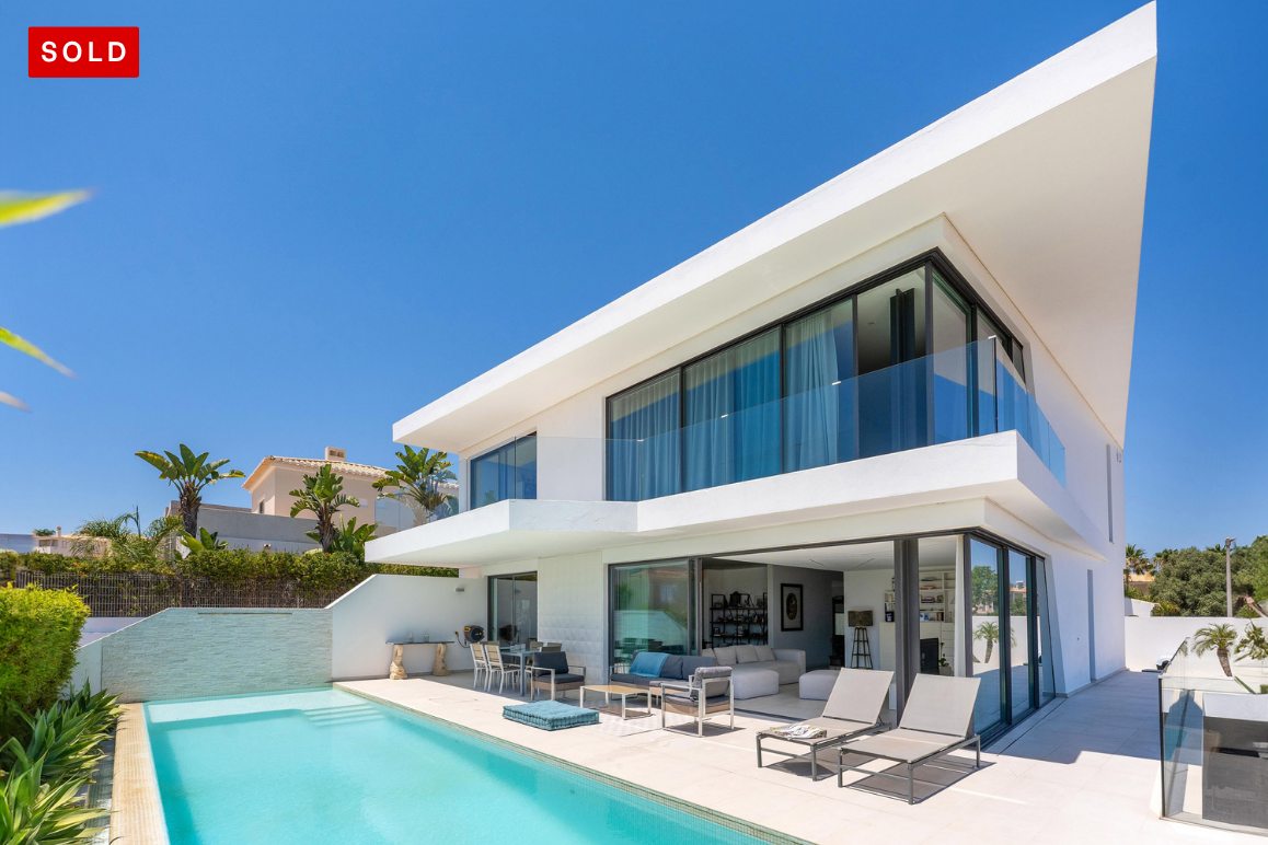 Moderne Luxusvilla mit atemberaubender Aussicht