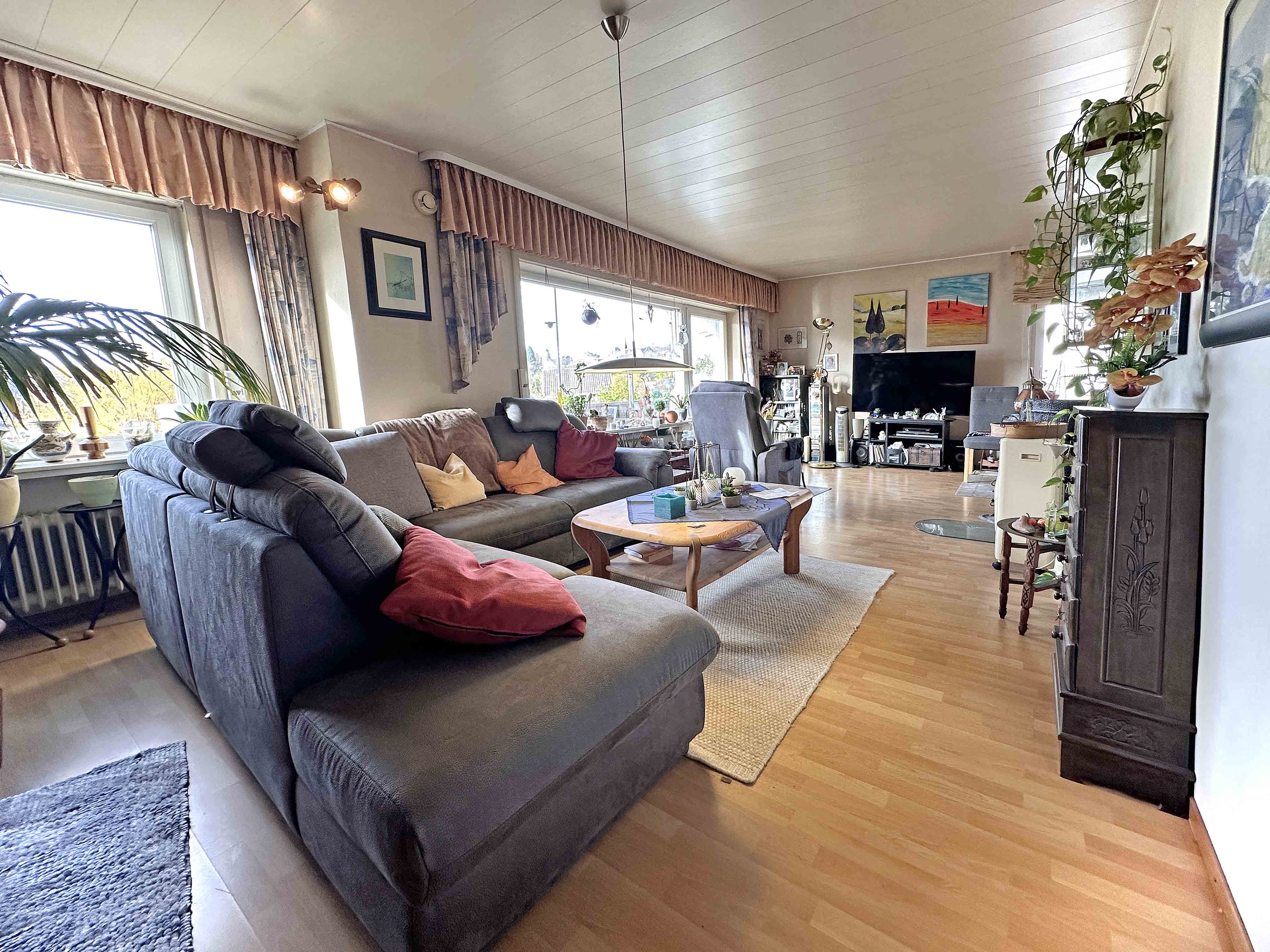 Modernisiertes Einfamilienhaus mit Wärmepumpe und PV-Anlage