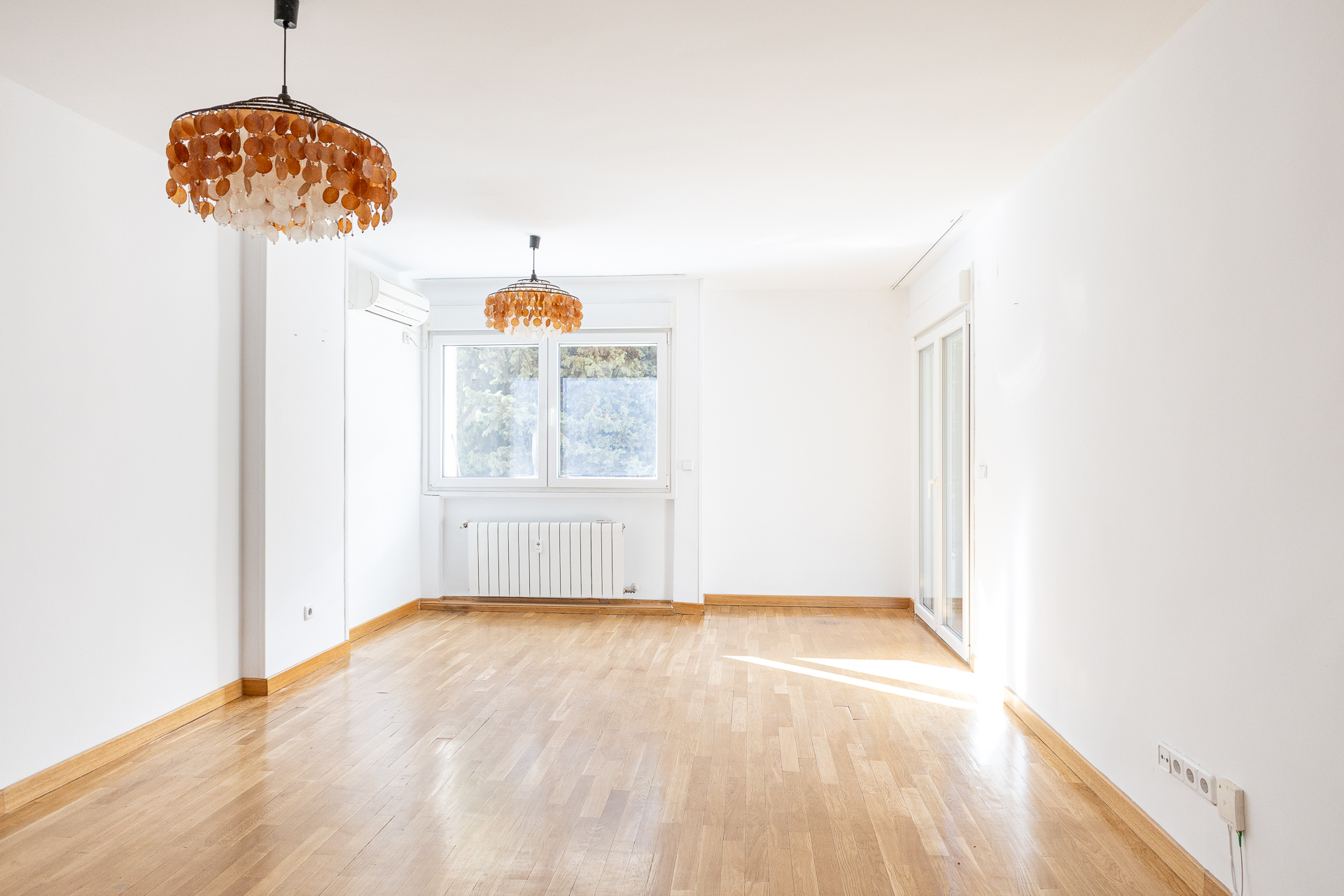 Spacious apartment with terrace steps from El Retiro Park