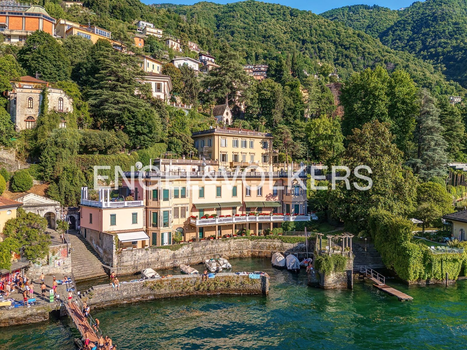 Prestigious apartment in a lakeside villa