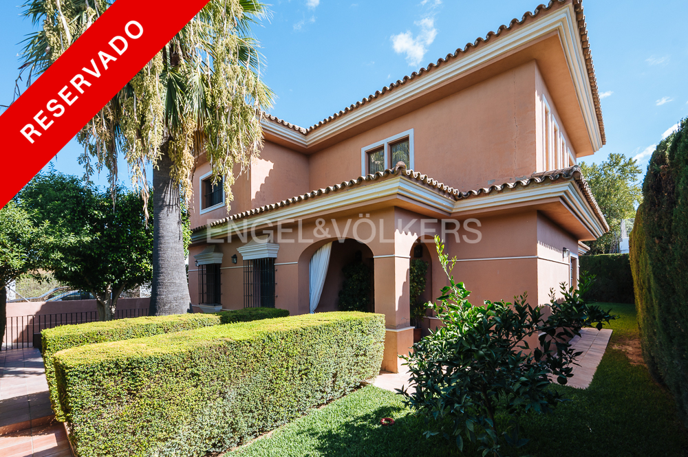 Exclusive home in a private residential area of Bormujos