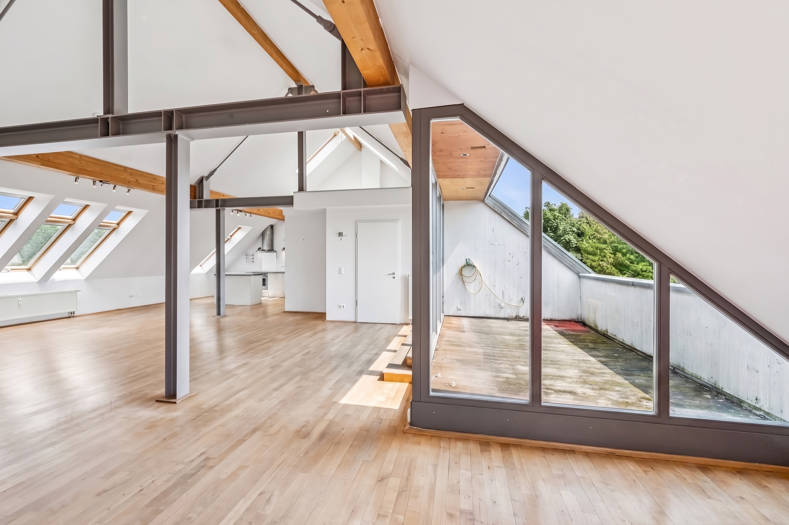 Loft apartment with an impressive sense of space in the historic Henriettenviertel district