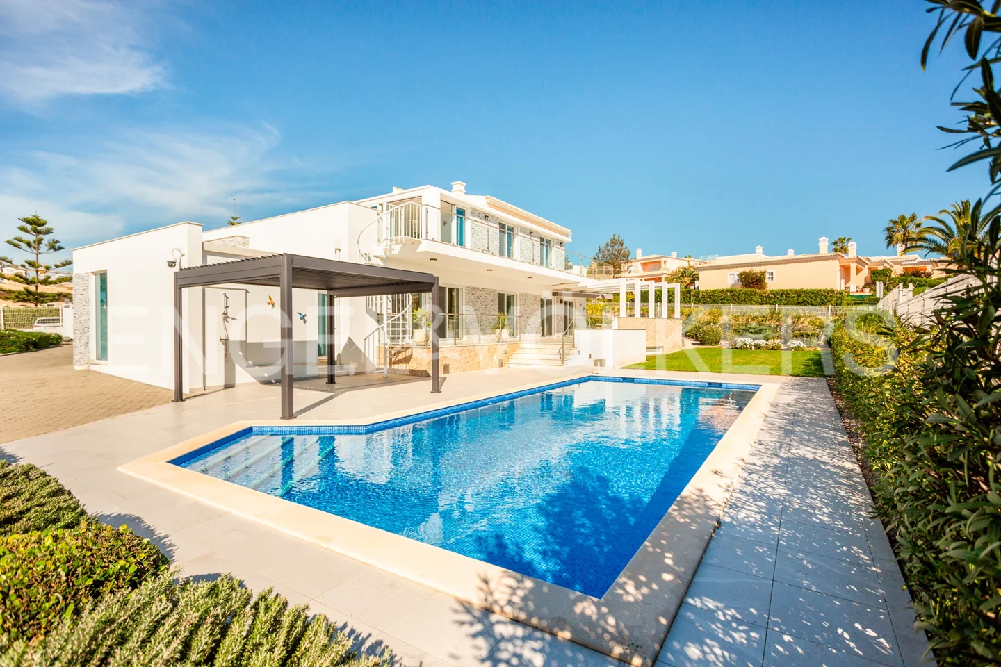 Luxury 4-bedroom villa in Carvoeiro with sea views