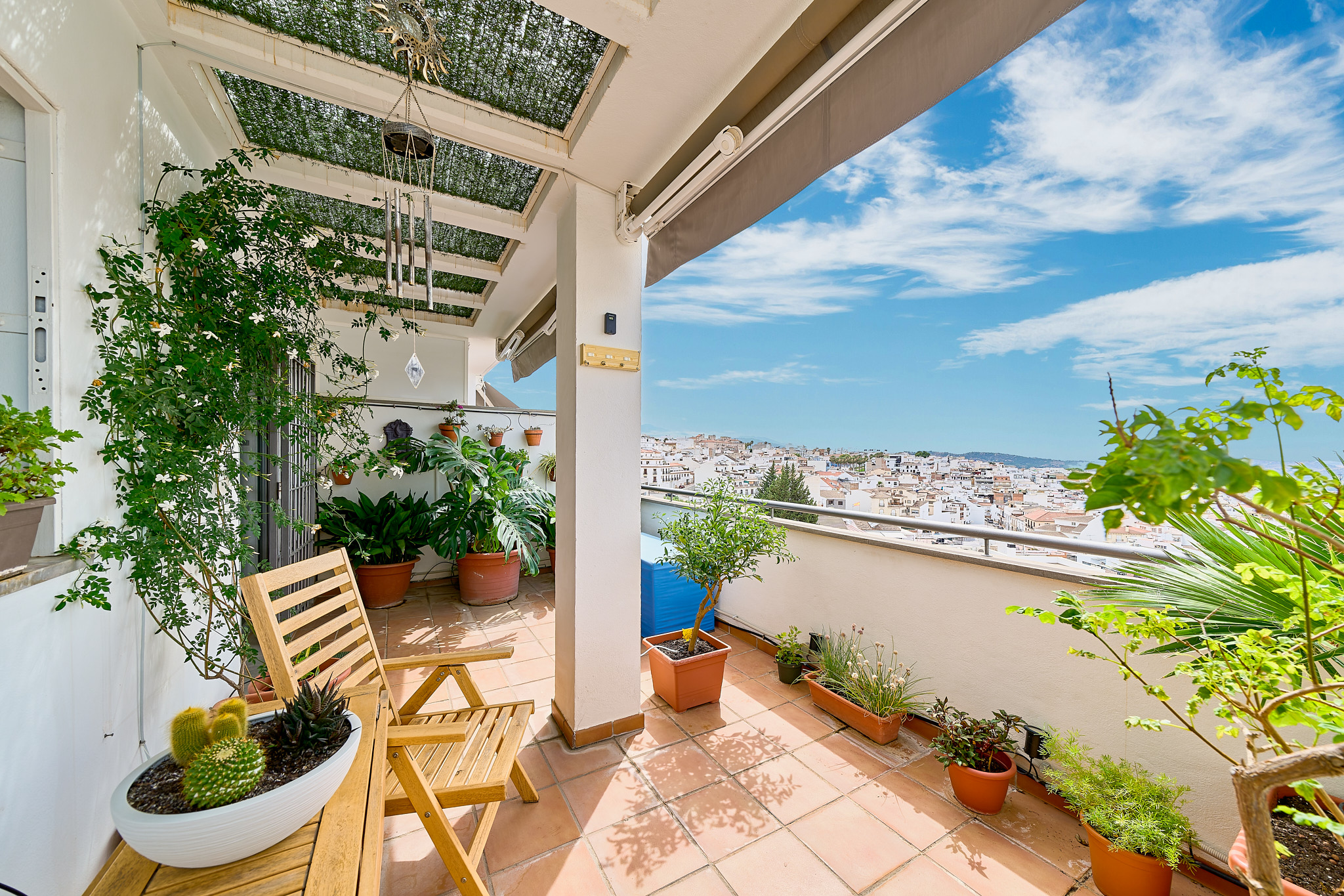 Bright 2-bedroom apartment with 2 terraces and mountain views