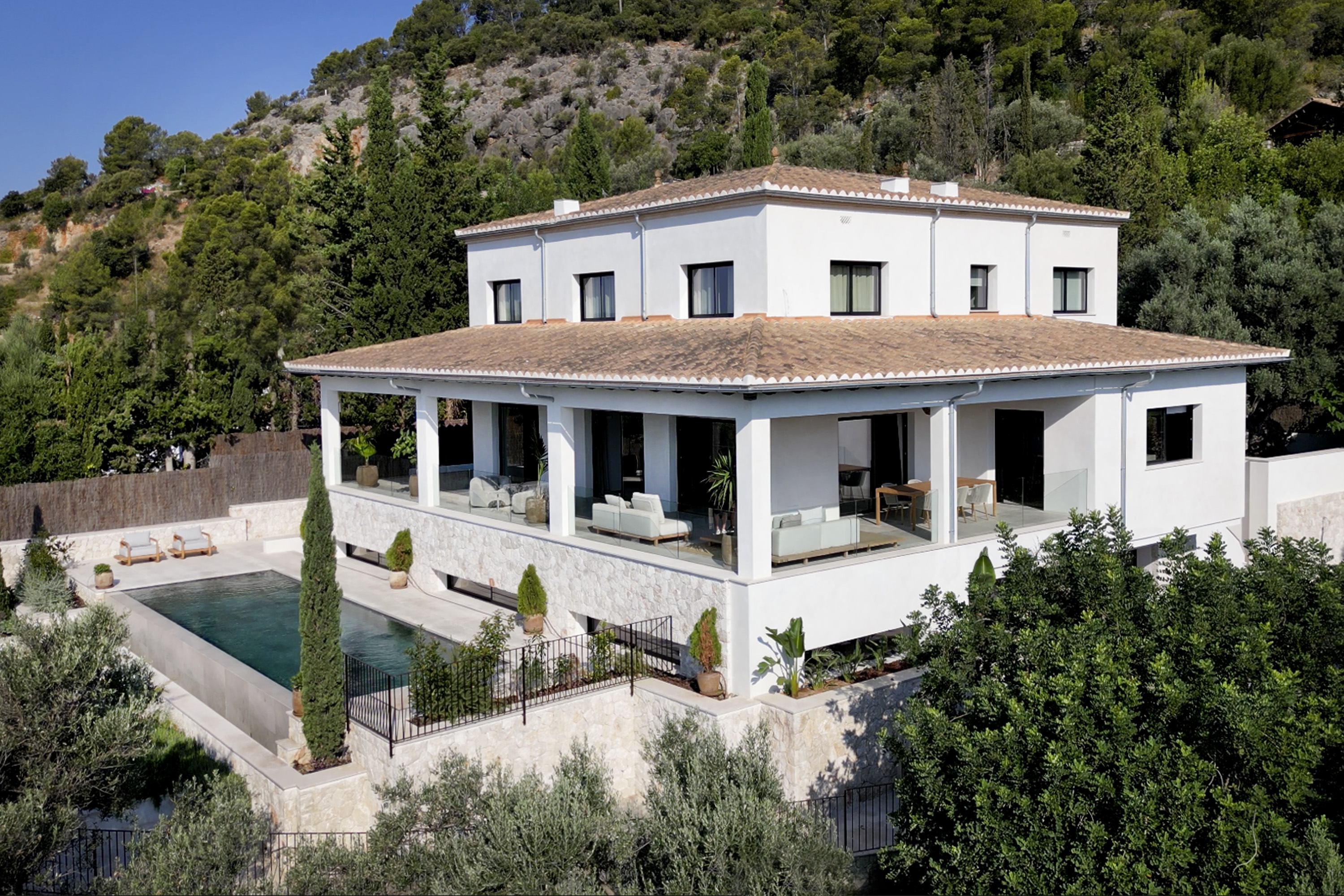 Exclusiva villa contemporánea con vistas al mar en un entorno idílico