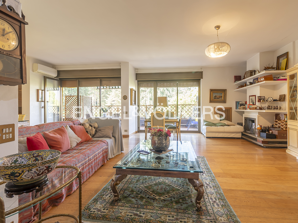 Prestigious apartment with a large private garden in the “La Piccola Olgiata” residential complex