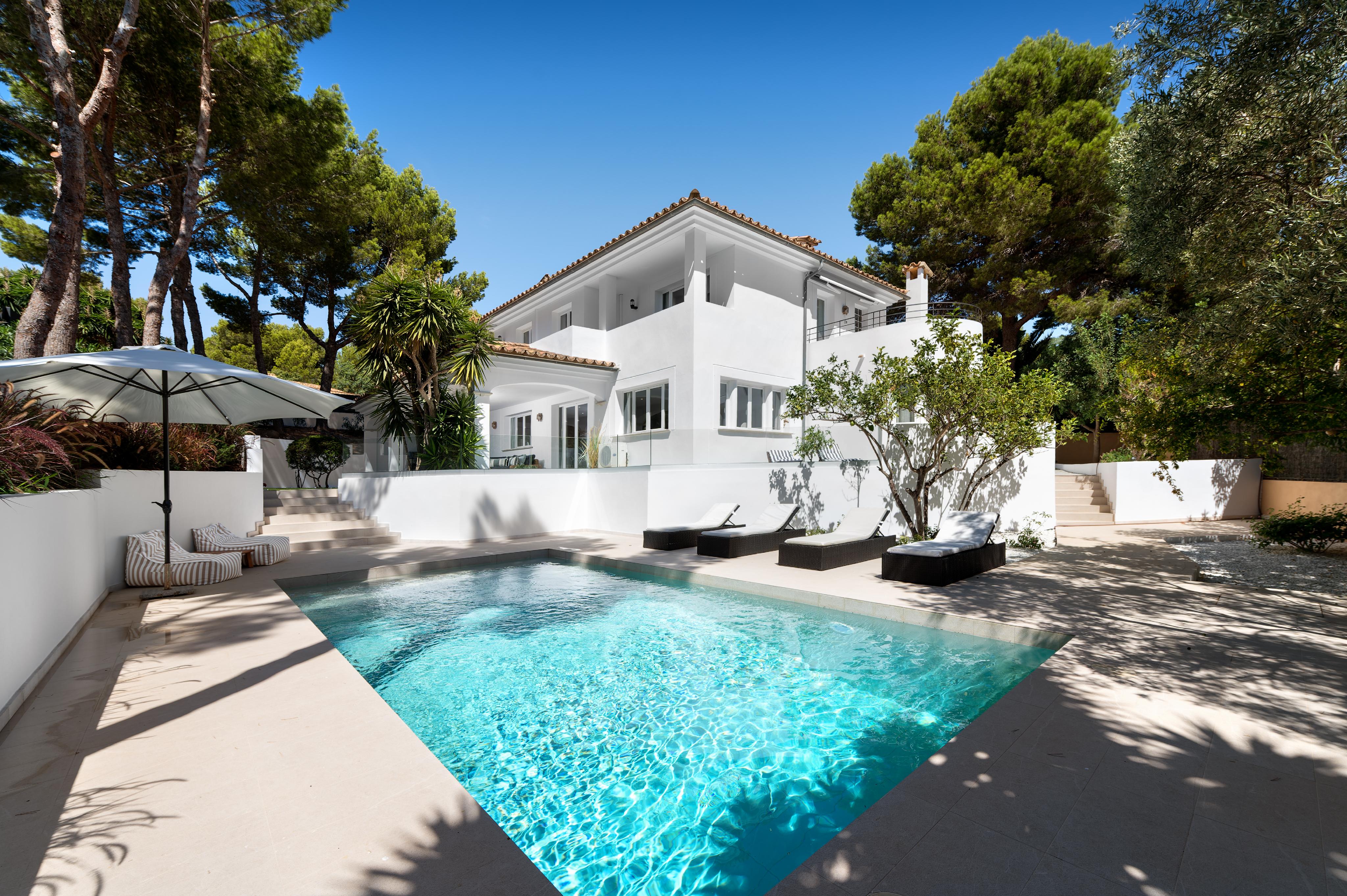 Villa in Santa Ponsa with garden, pool and plenty of privacy