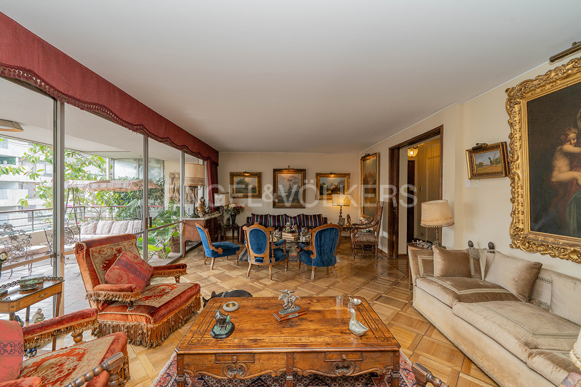 Gran departamento en Vitacura, ideal para remodelar