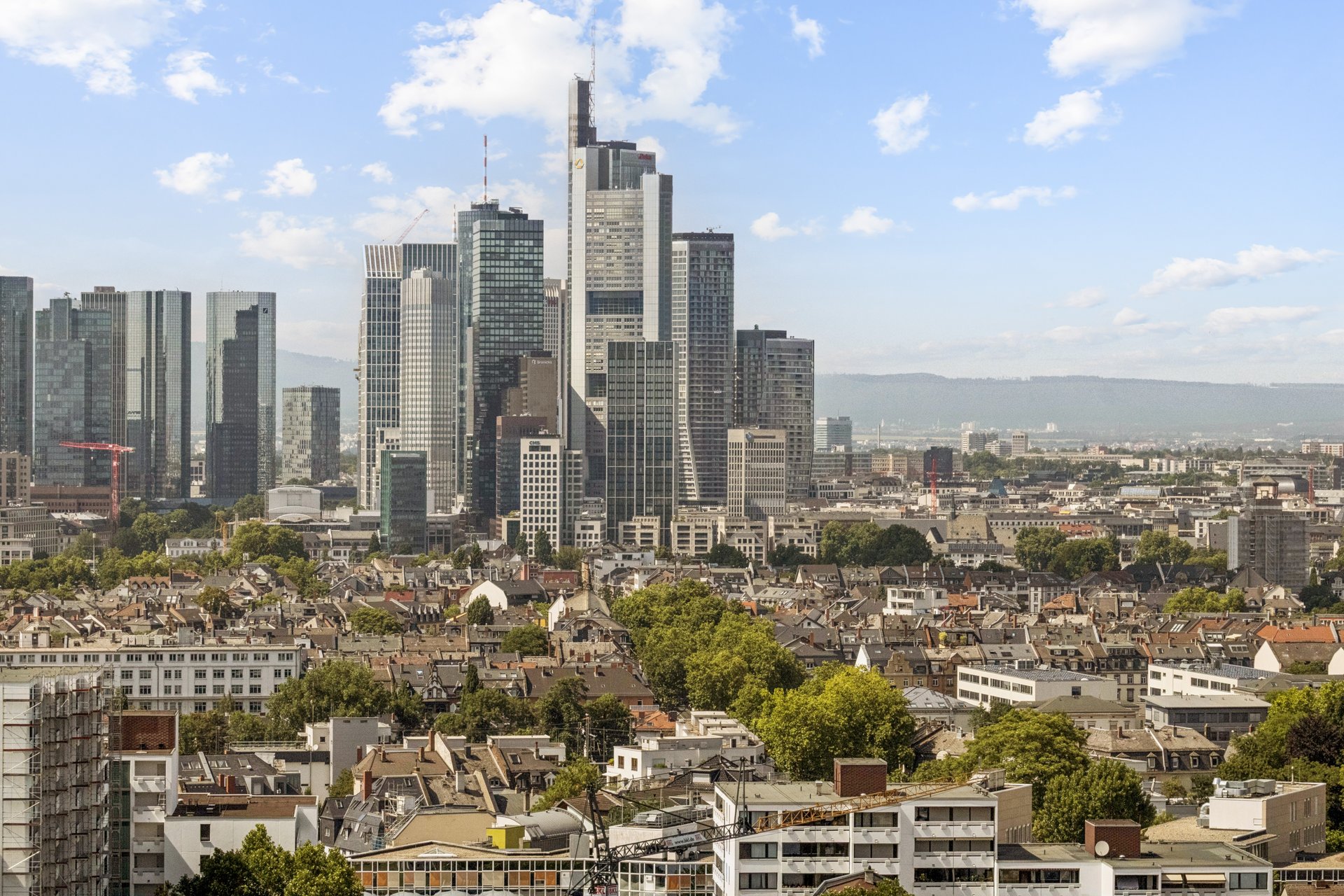 Stilvoll modernisierte Drei-Zimmer-Wohnung mit Skylineblick