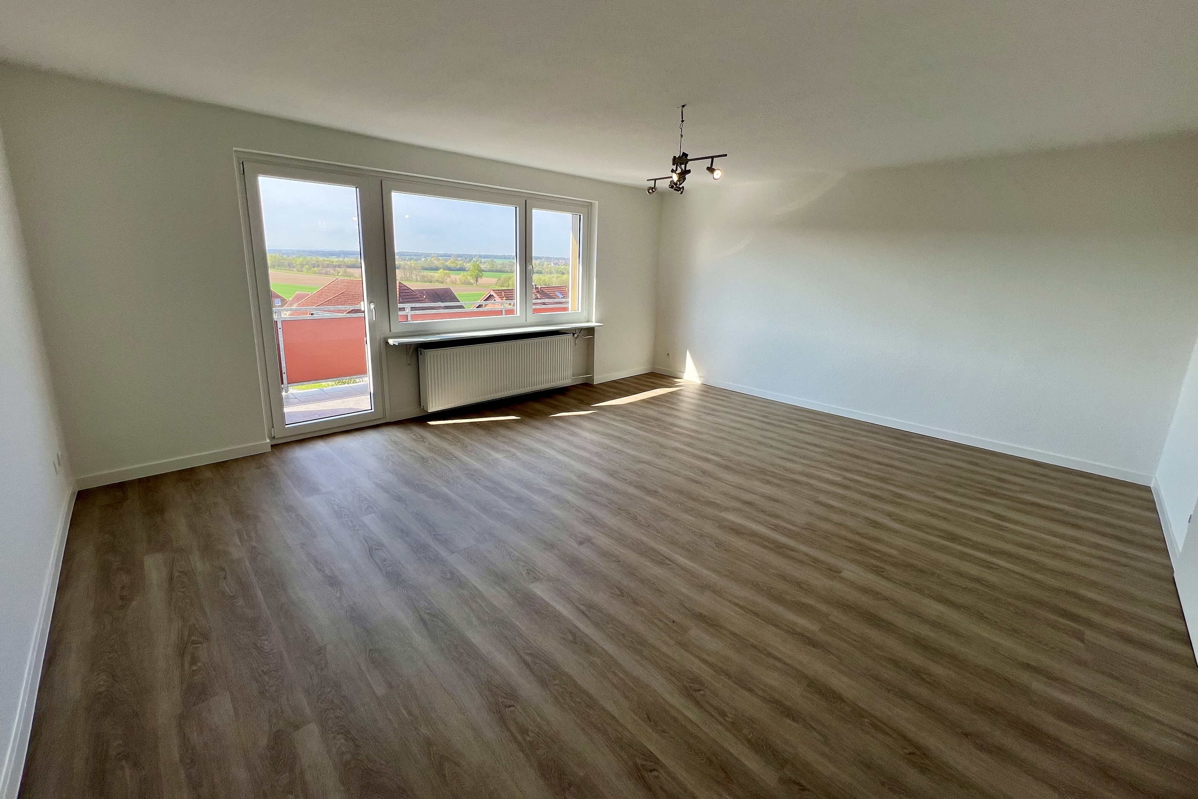 Frisch renovierte 4-Zimmer-Wohnung mit großem Balkon und Garagenstellplatz