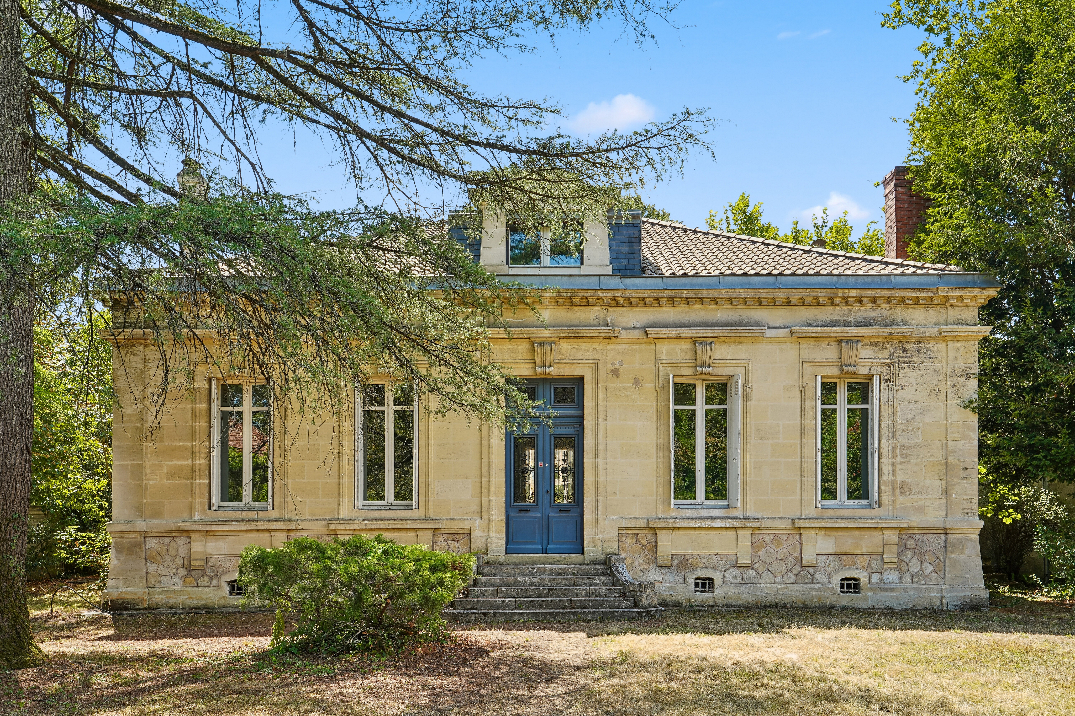 Character Chartreuse with Dual Residential & Professional Use – 1,109 sqm Plot – Saint-Médard-en-Jalles