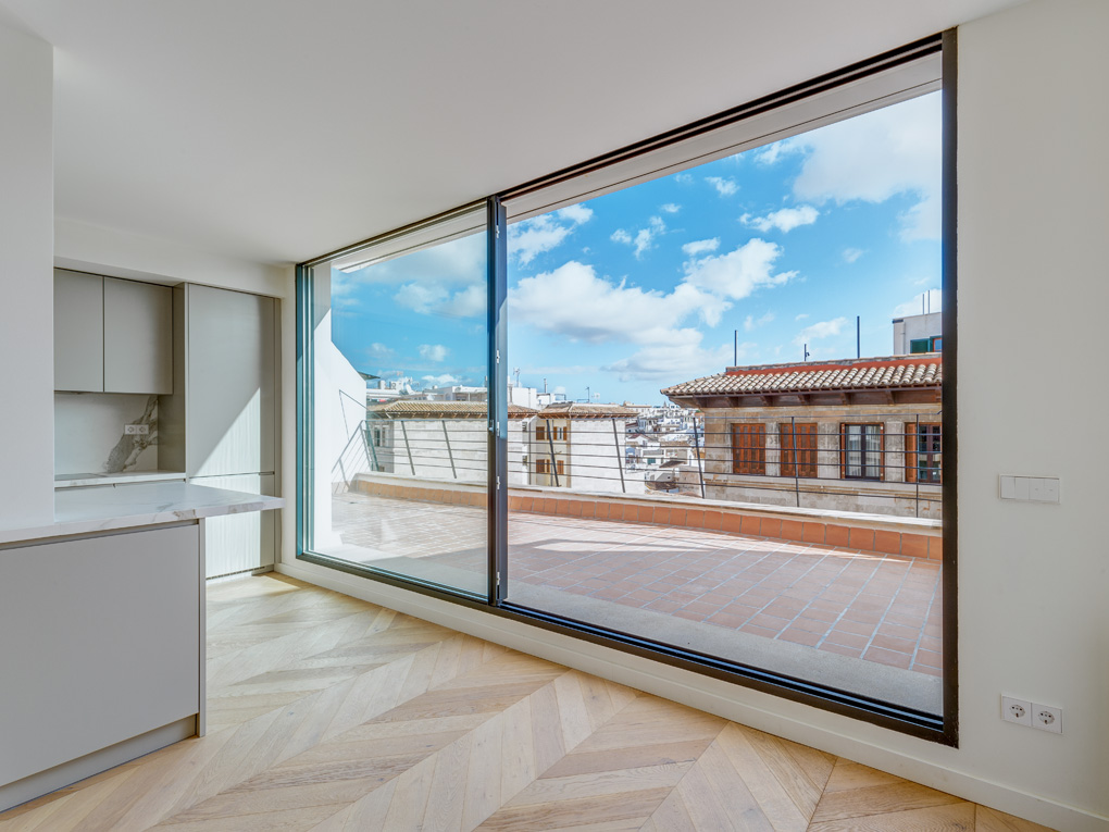 Àtic modern i assolellat, amb terrassa ara moblada i ascensor, a prop del Born