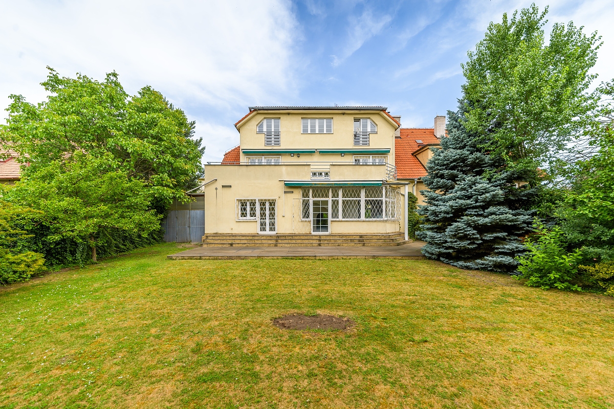 Rent a villa 8+1 with garden, sauna and garage
