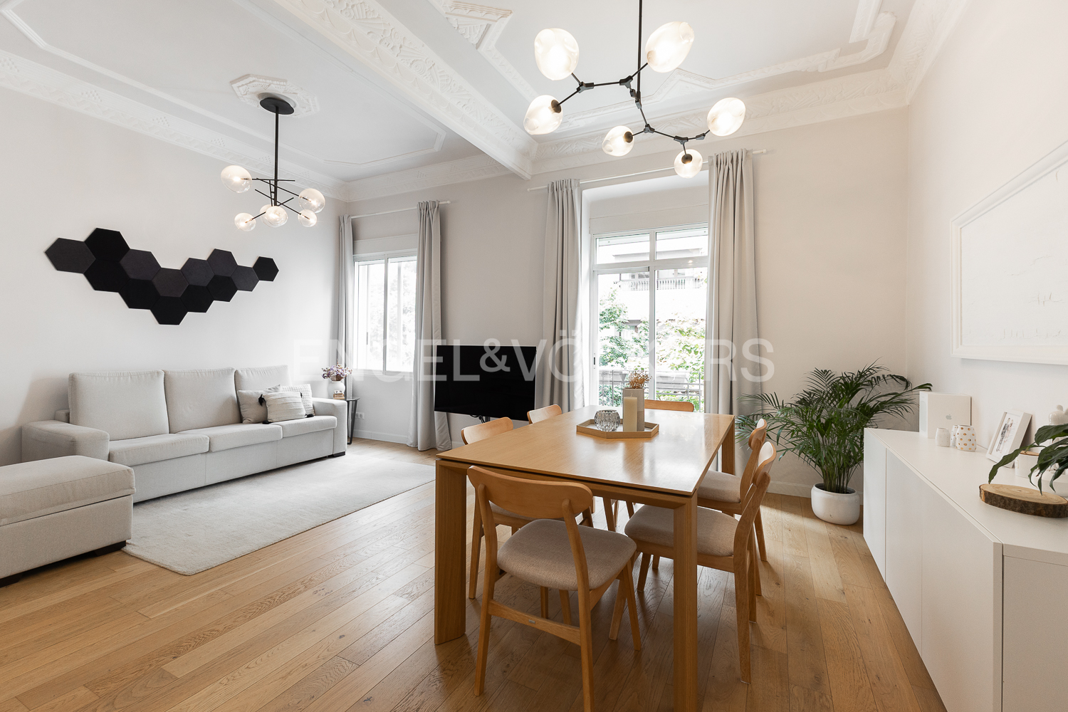 Exclusivo apartamento reformado con dos balcones en  edificio señorial de la calle Salamanca