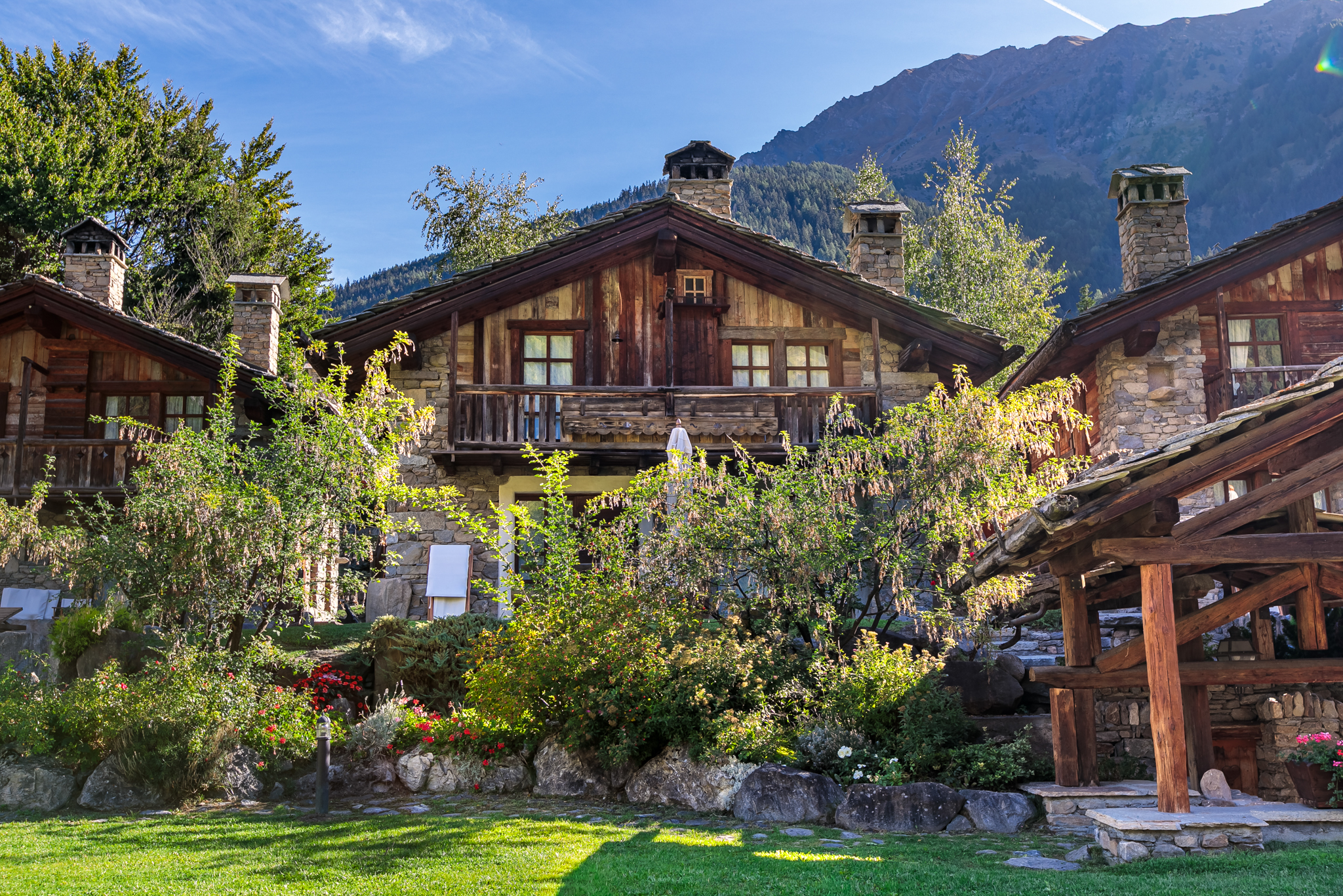 The intimacy of a chalet, the services of a Resort