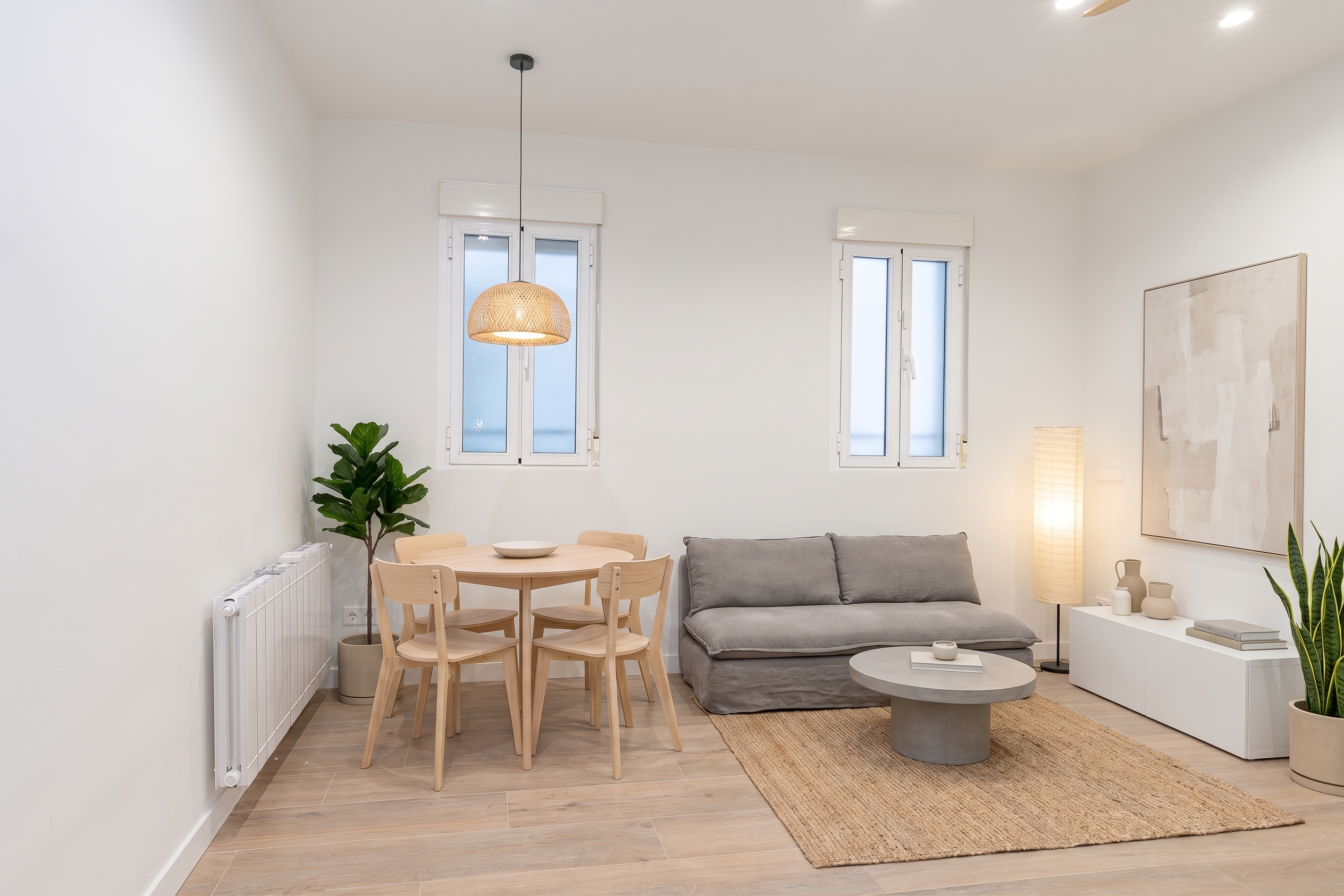 Practical 2-bedroom apartment by Retiro Park, ready for immediate occupancy. [Editat amb IA]