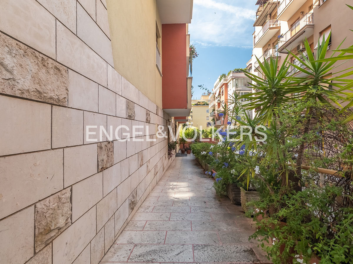 Spacious one-bedroom apartment in Monteverde Vecchio district