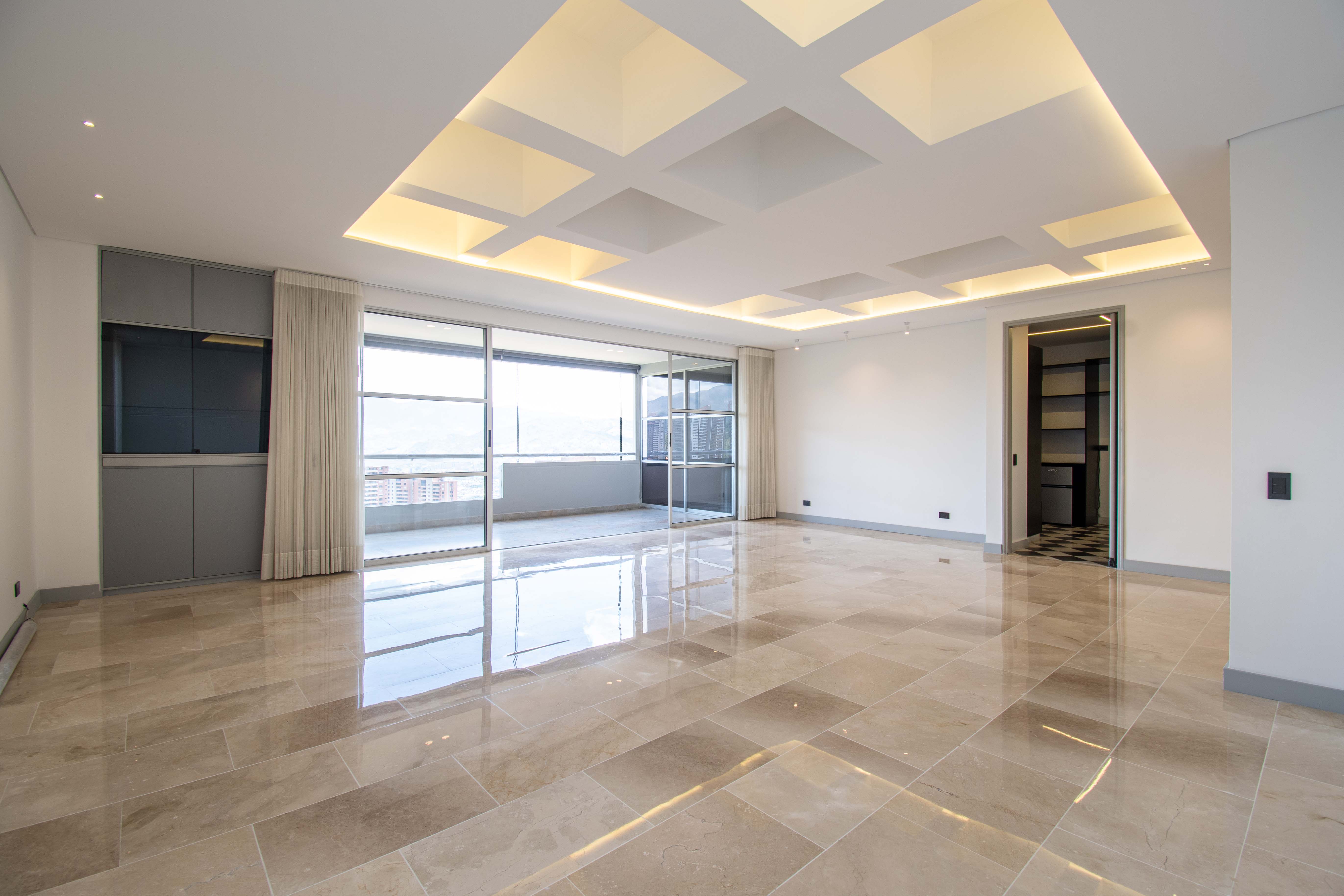 Moderno apartamento con balcón y vista para arriendo en La Calera, El Poblado