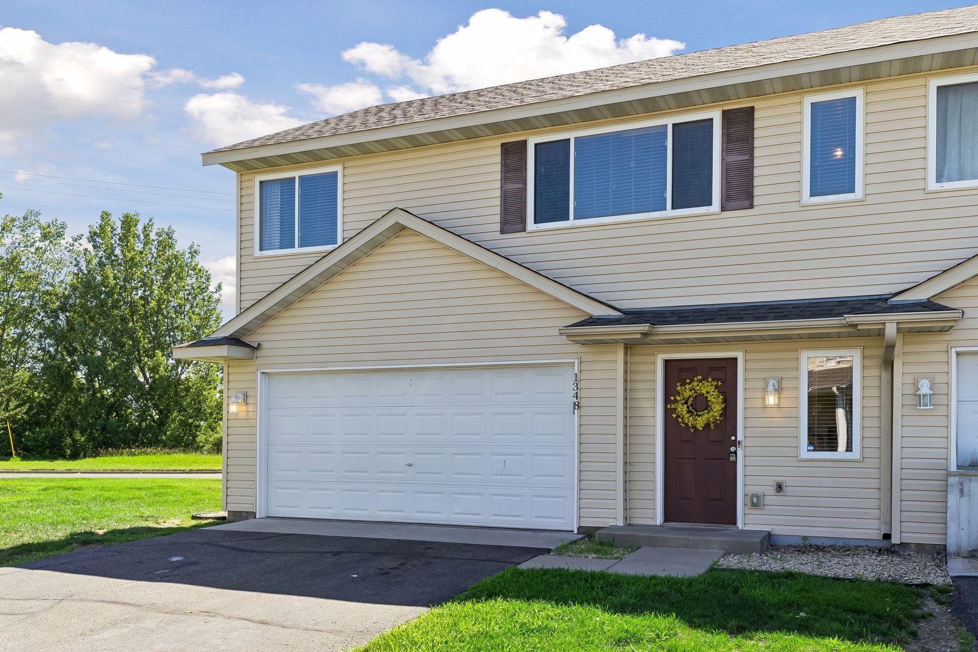 Private 3-Bed End-Unit Townhome with Scenic Views