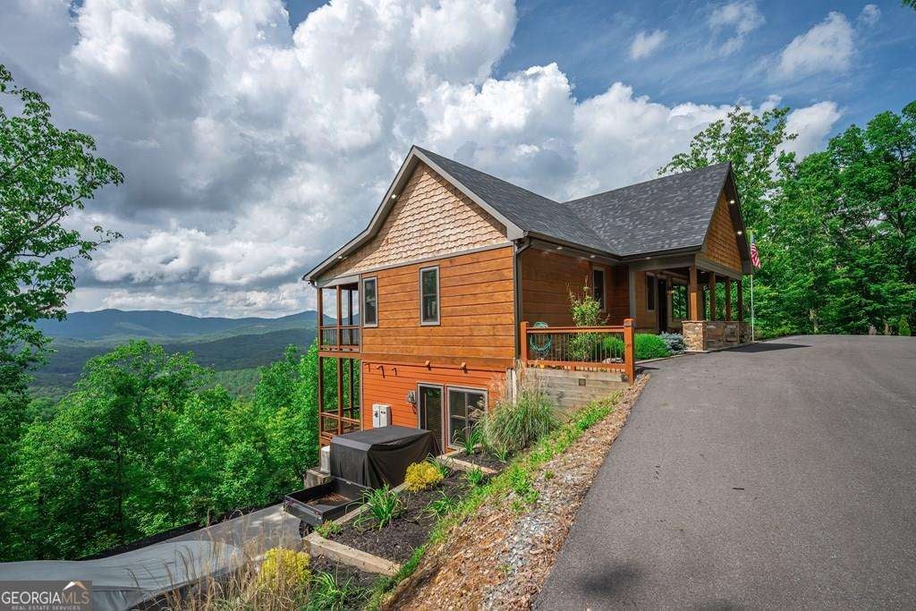 Spectacular 180-Degree Views