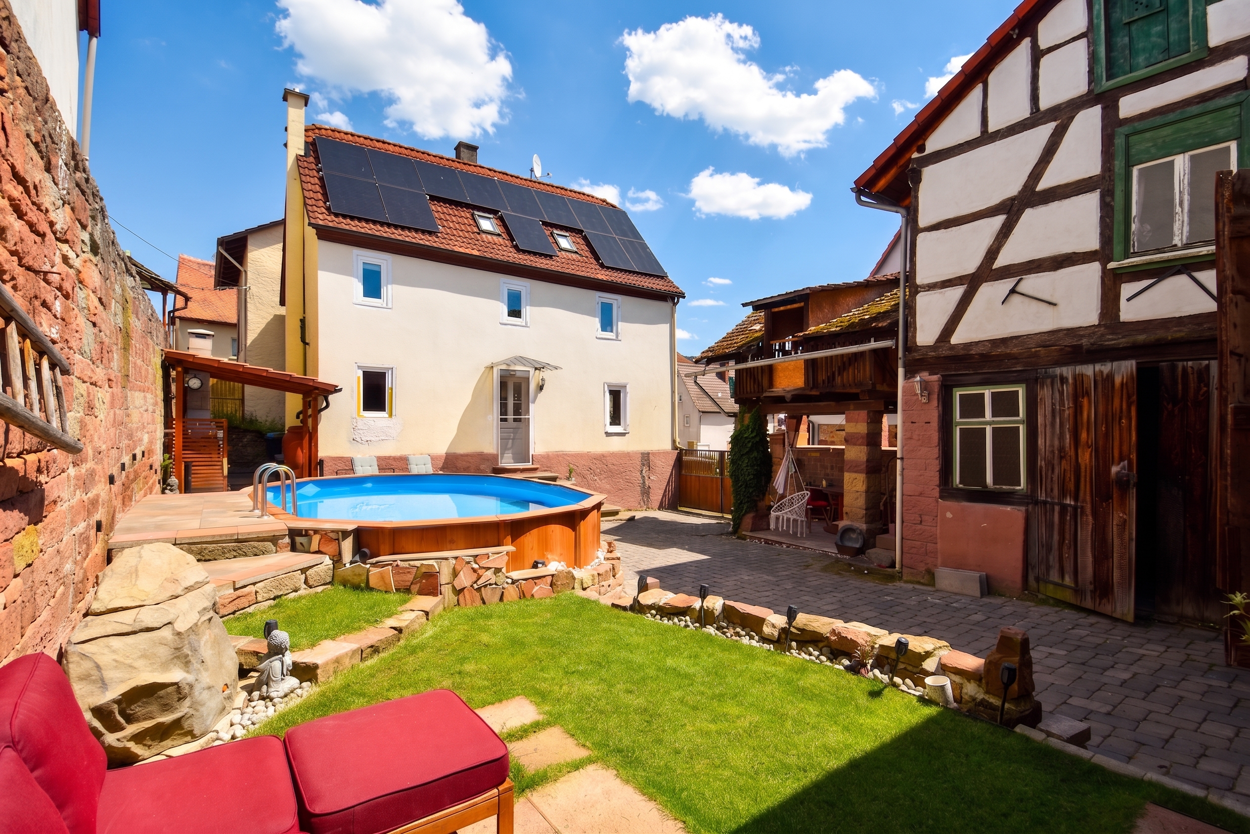 Modernisiertes Wohnhaus mit Pool, idyllischem Innenhof und vielseitigem Nebengebäude