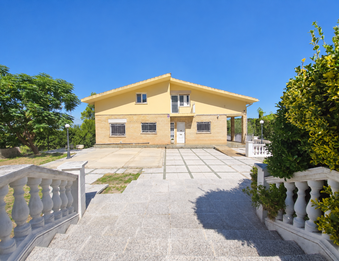 Bright property in a natural setting