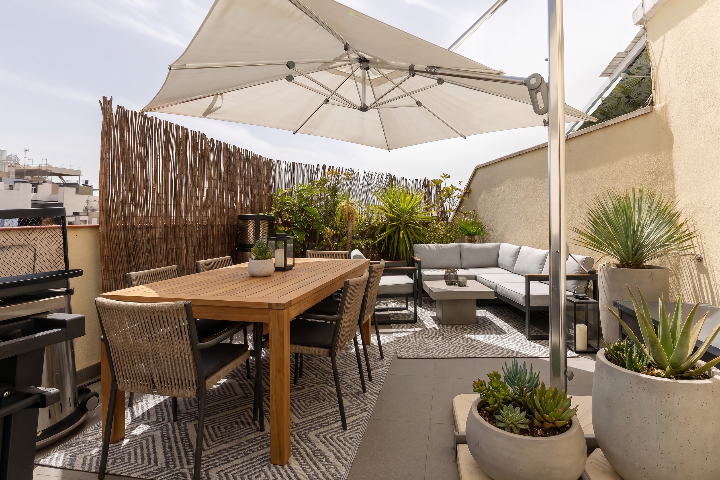 Magnificent penthouse with 45 m² terrace.