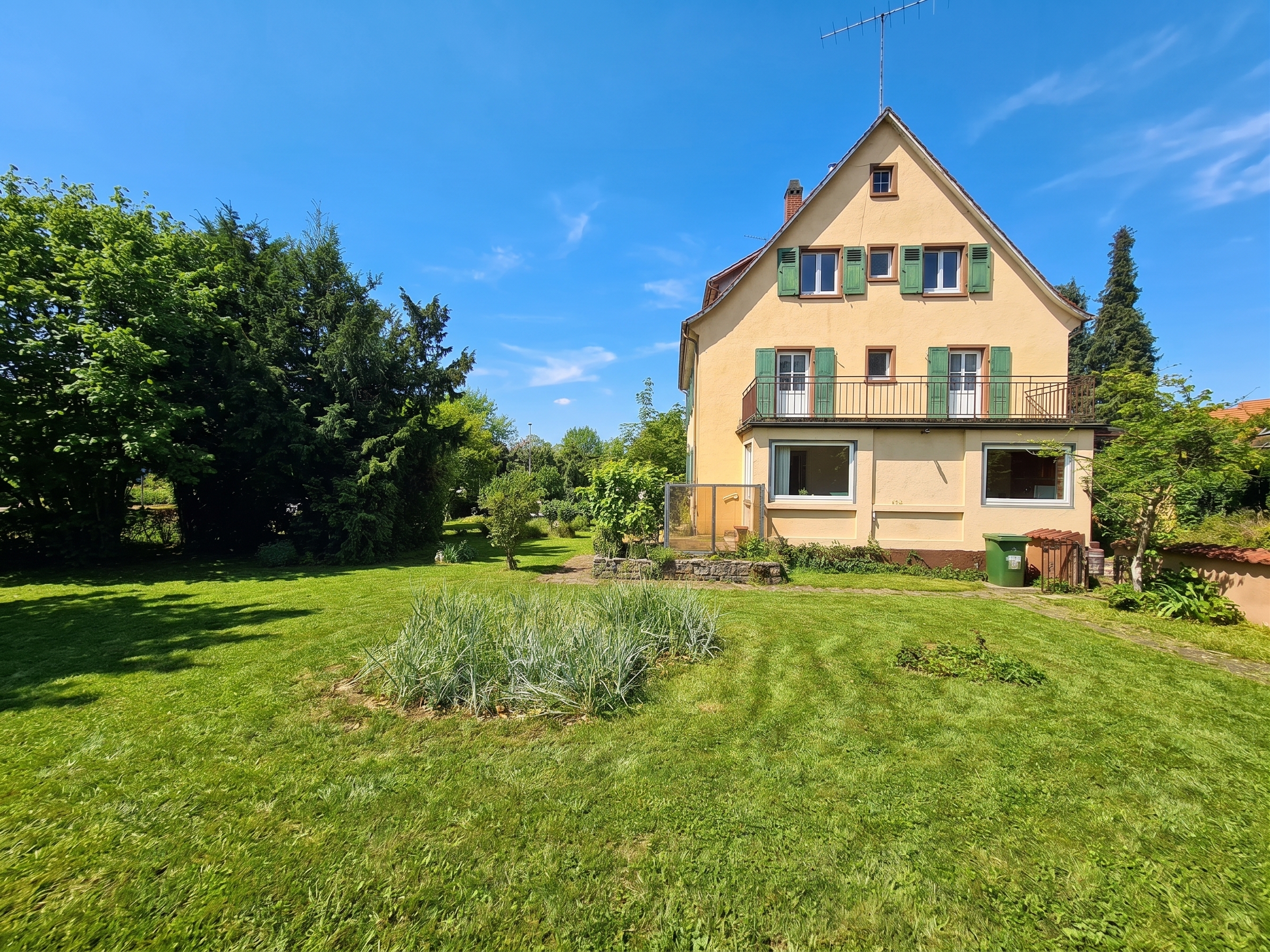 Renovierungsbedürftiger Altbau mit drei Wohneinheiten und großem Grundstück