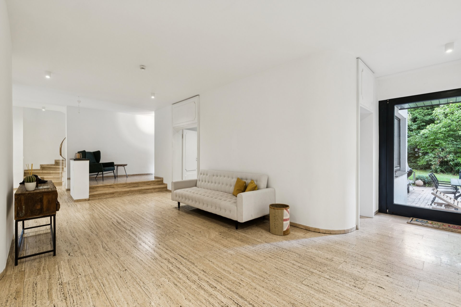 Architektonische Individualität in privilegierter Villenlage mit Innenpool