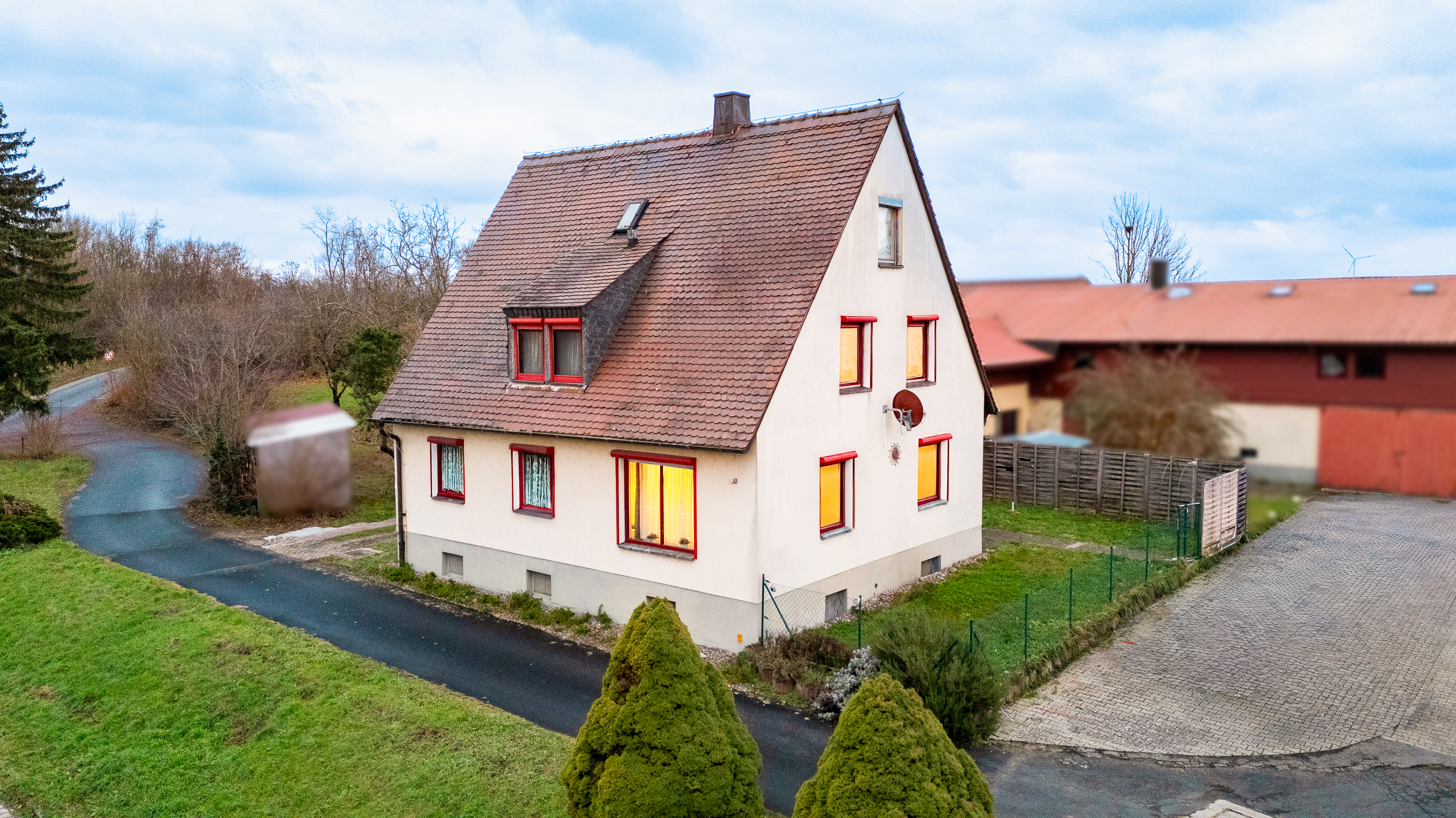 Viele Zimmer, viel Grün, entspannte Lage