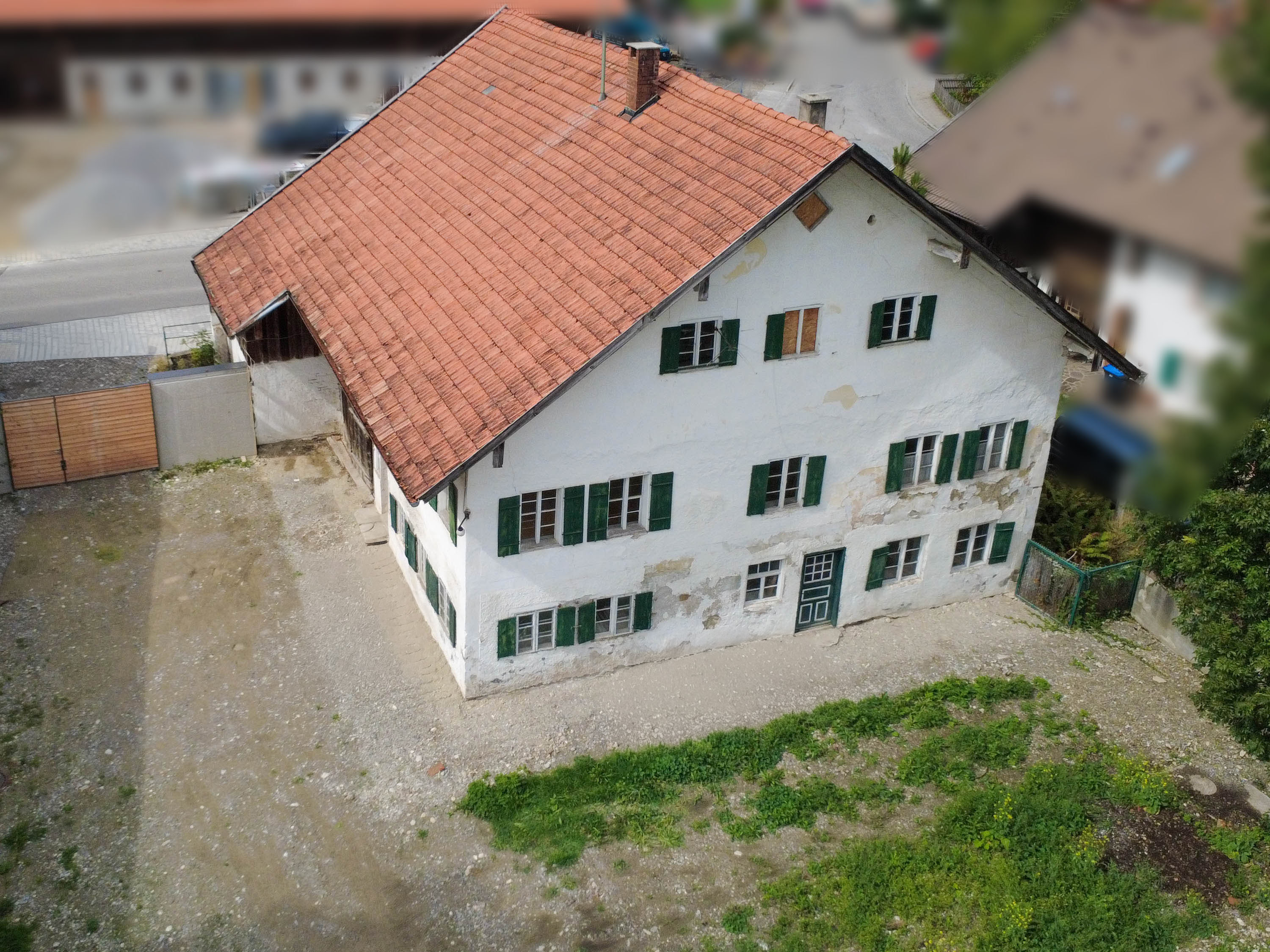 Sanierungsbedürftiger Bauernhof mit Baugenehmigung zum Ausbau auf großem Grundstück und weiterem Baufenster [AI-modified]
