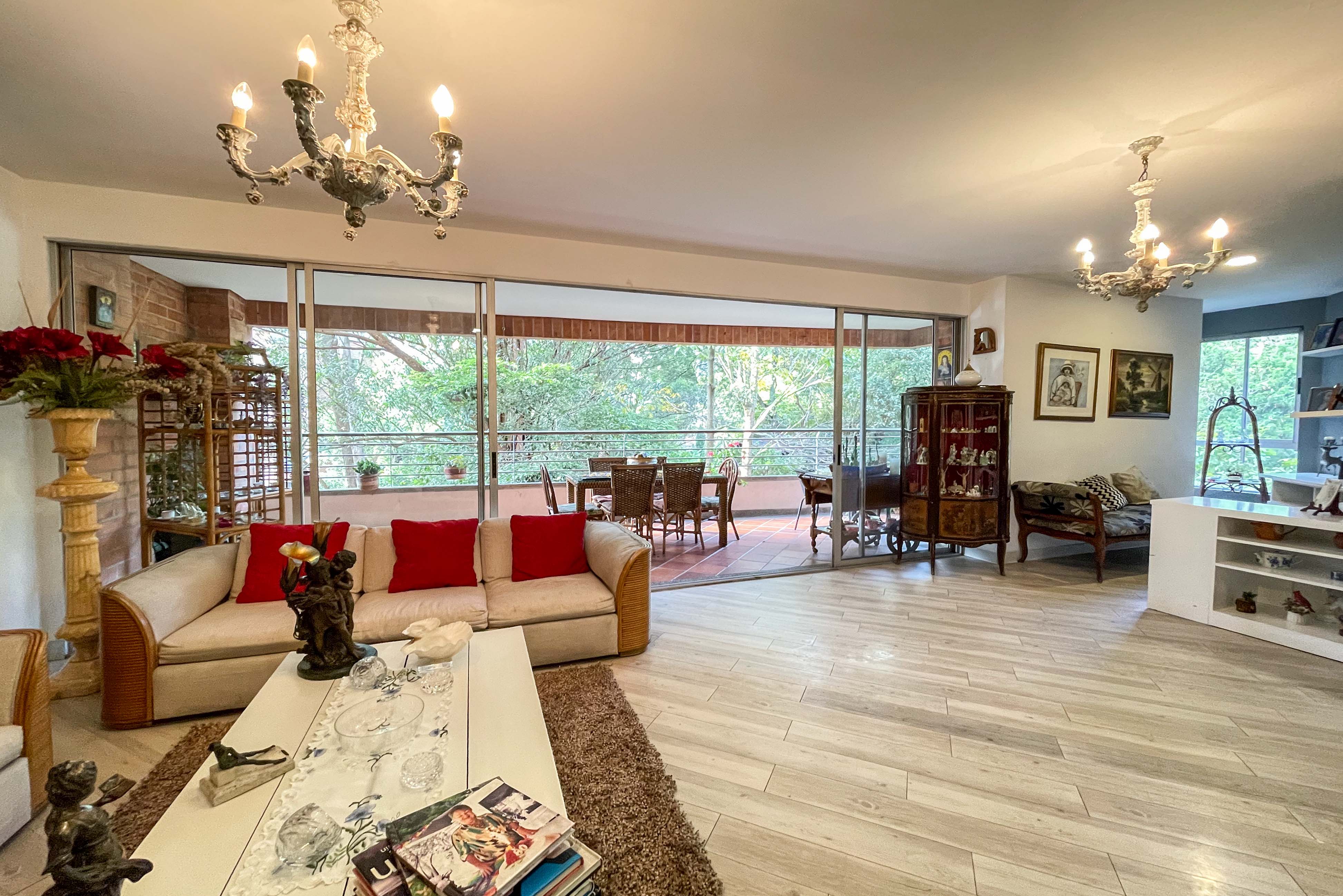 Apartamento con balcón y vista verde para venta en San Lucas, El Poblado