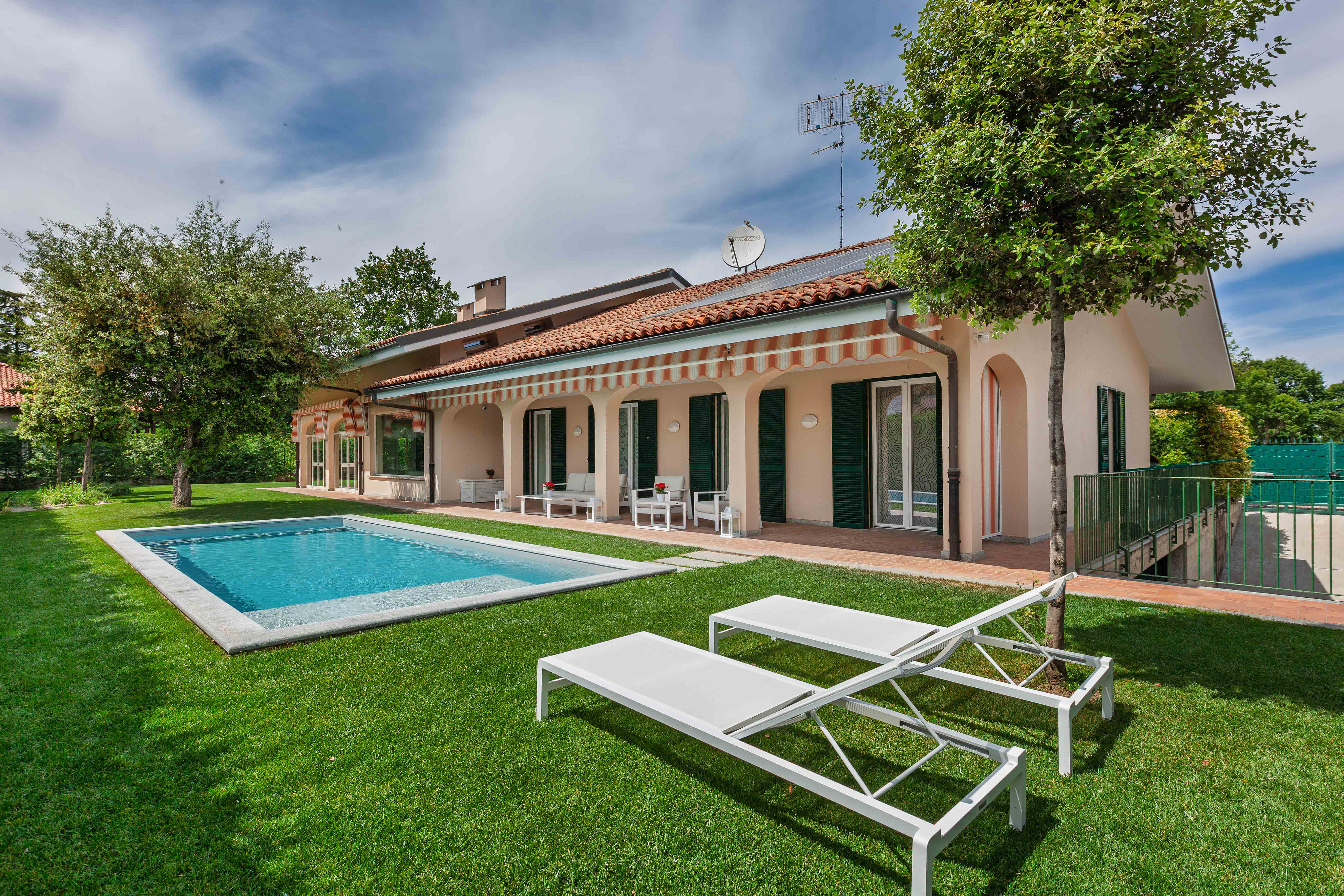 Contemporary villa with pool in a prestigious location