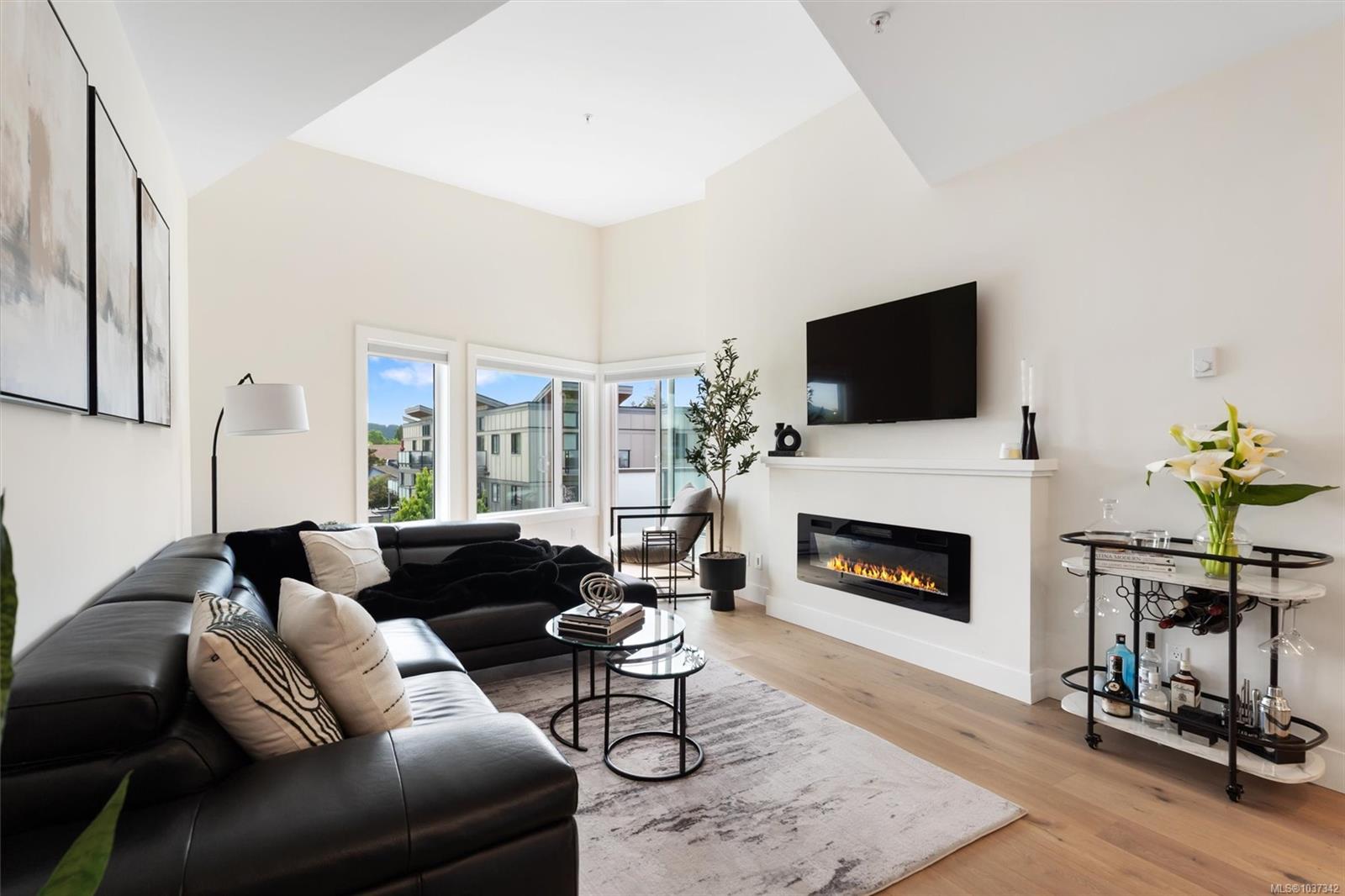 Great 1 bedroom 1 bathroom top floor condo in Brentwood Bay