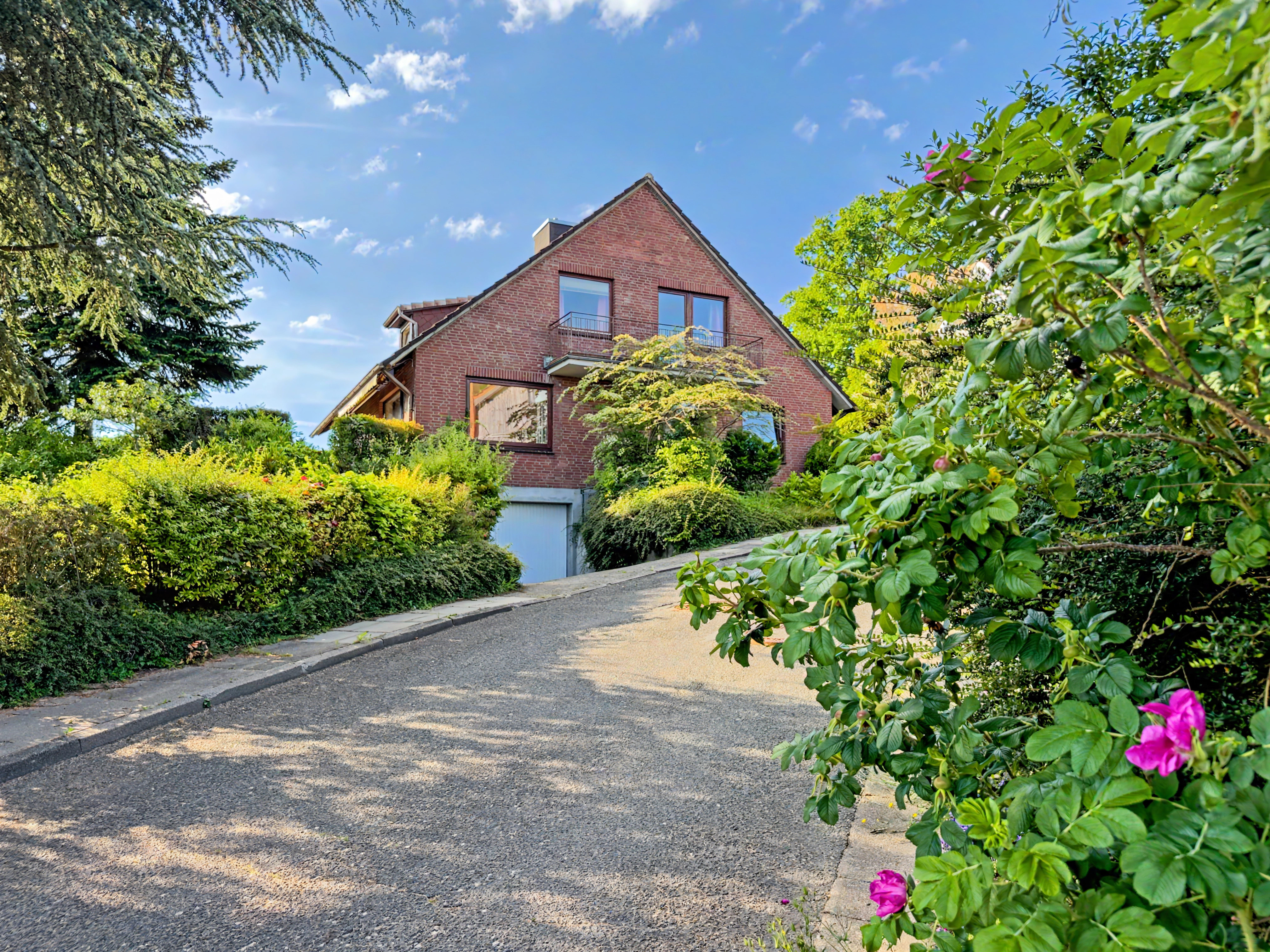 Zwischen den Seen: Großzügiges Haus mit Garten, Garage und Vollkeller