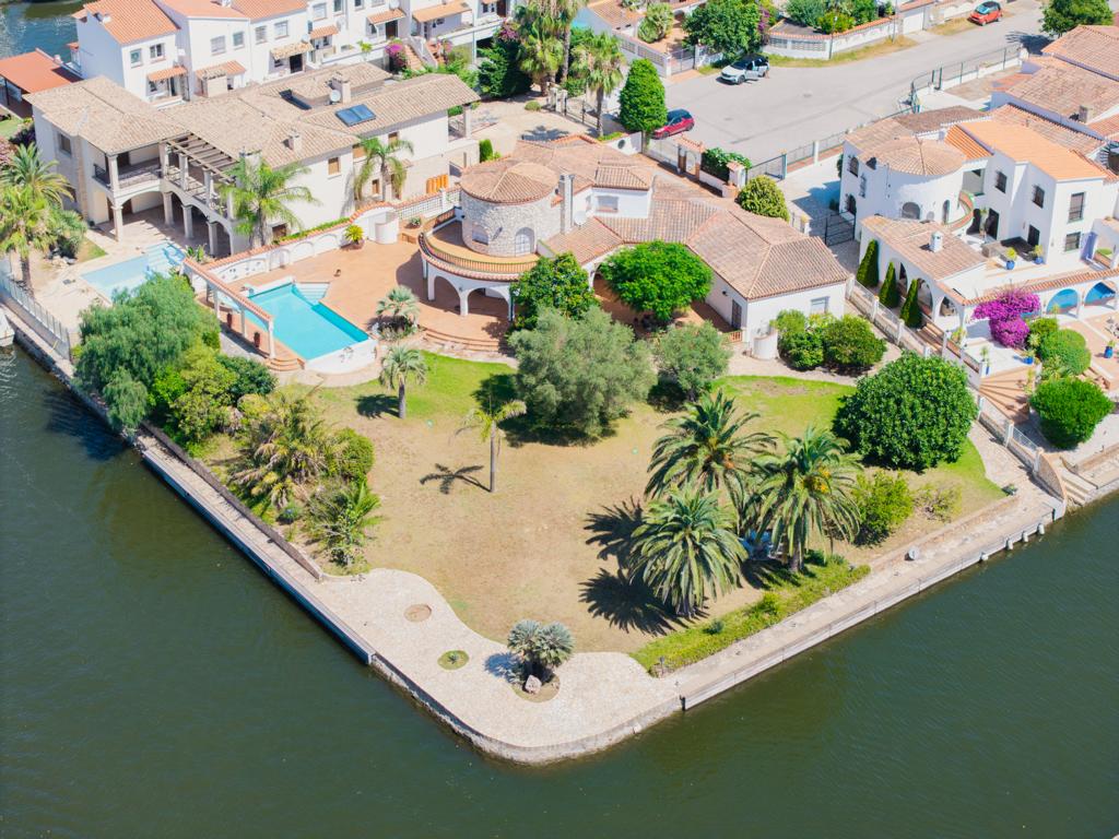 Parcela esquinera de 2.250 m² con 90 m de amarre en canal principal
