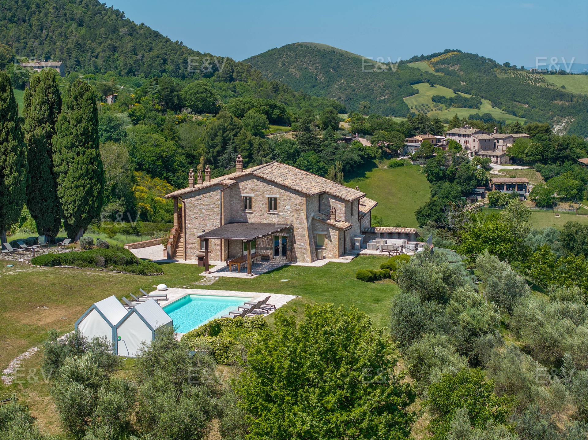 Elegant stone residence with swimming pool in the Monte Subasio Park