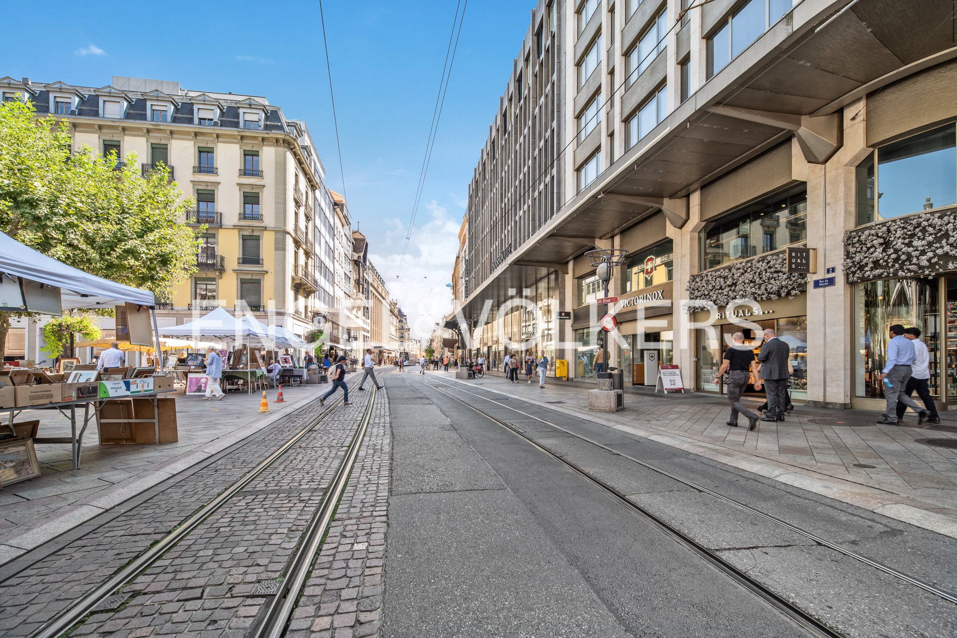 Luxurious Apartment in the Heart of Geneva with a View of Rue du Marché