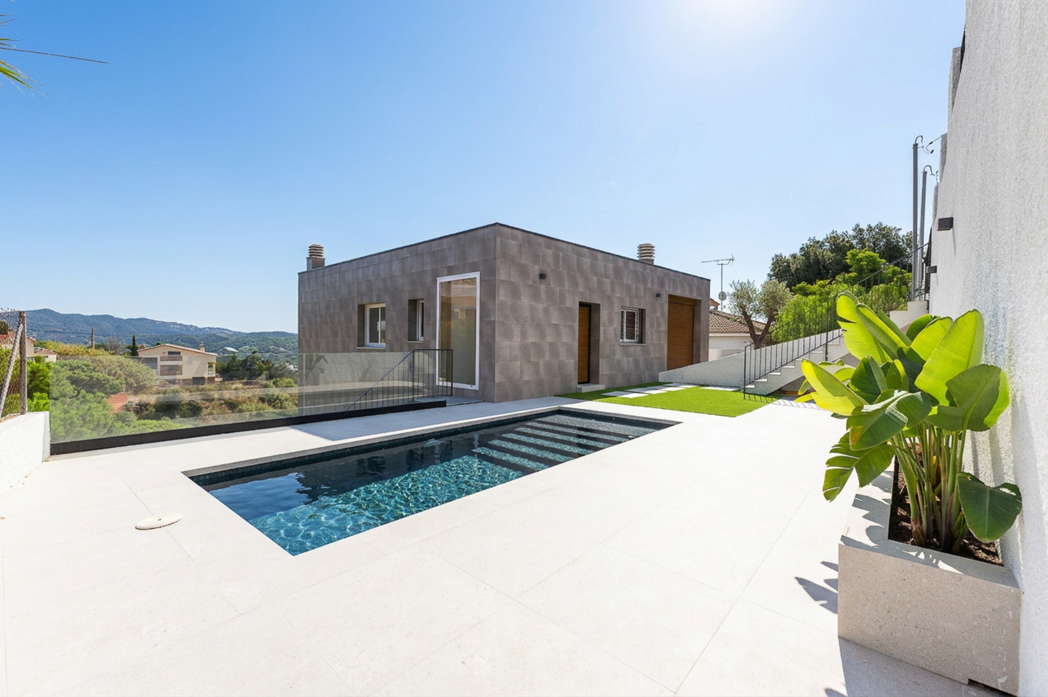Brandneues Designerhaus mit Pool und Meerblick