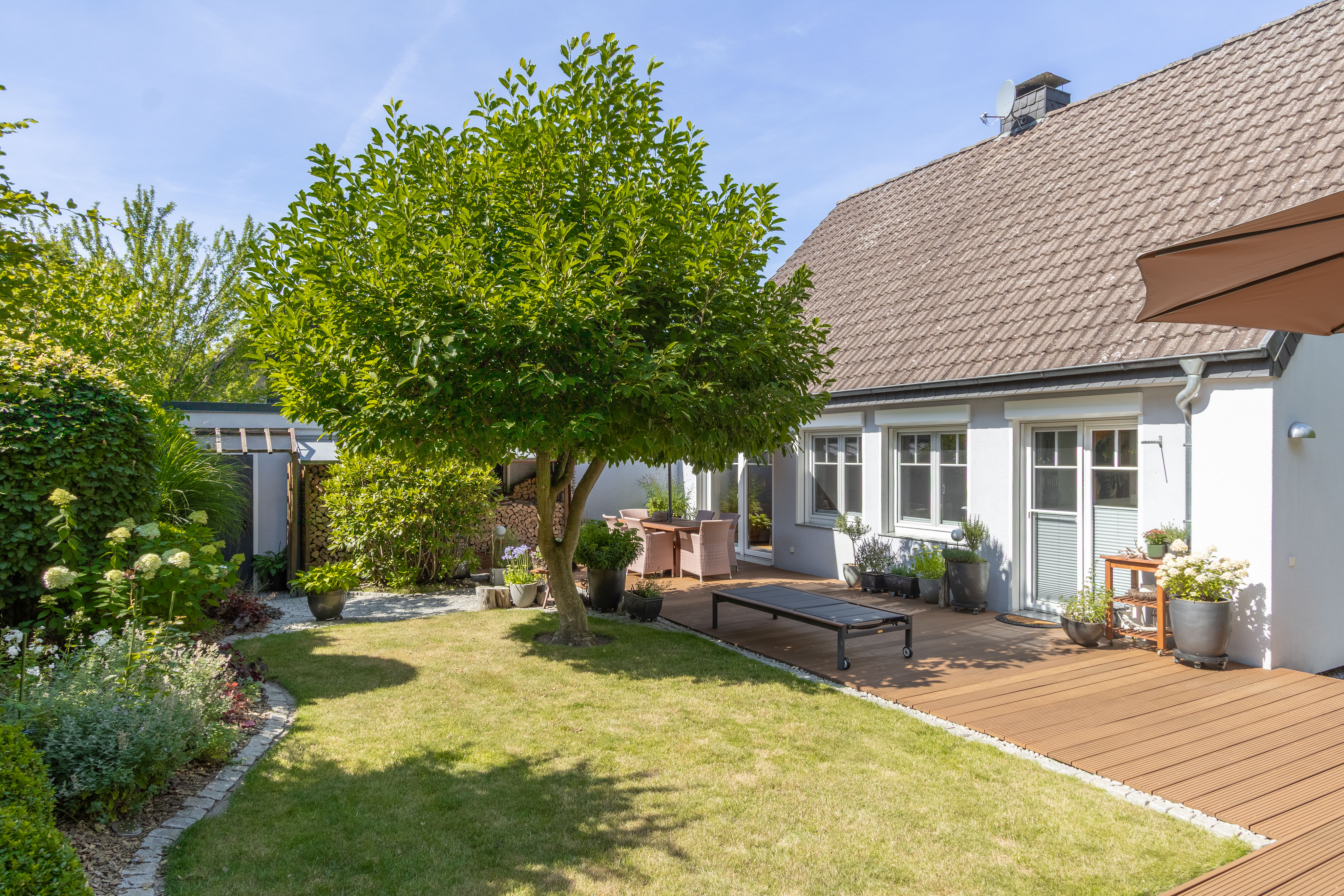 Sehr gepflegtes Einfamilienhaus mit Wohlfühlgarten in ruhiger Lage
