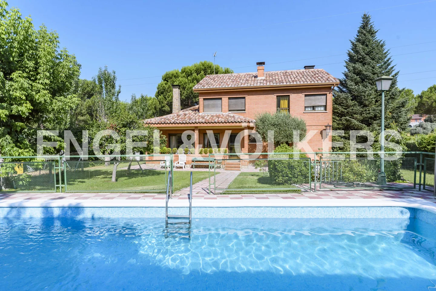 Renewed detached house for rent in Boadilla
