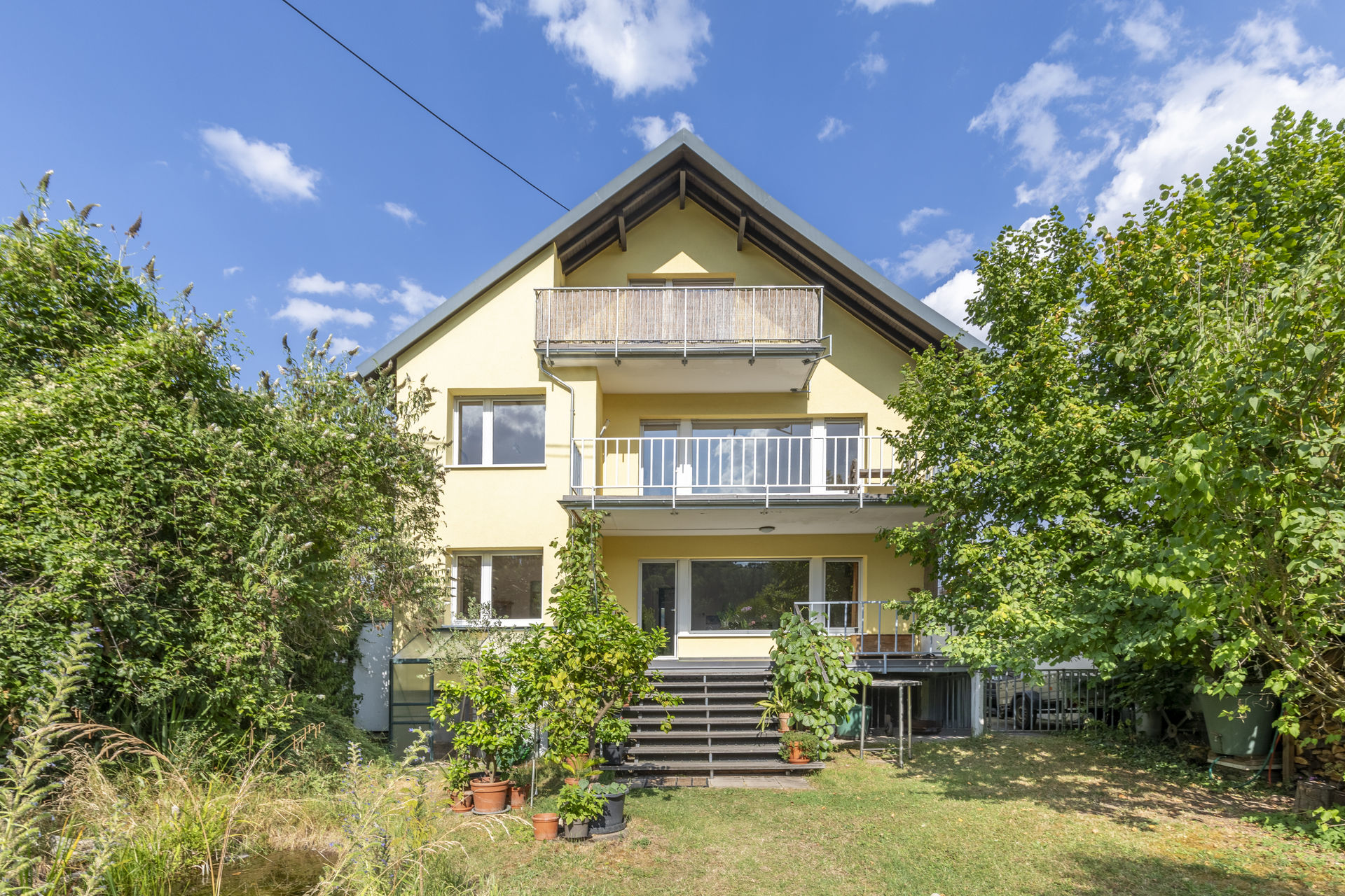 Wohnen oder Investieren: 3-Parteienhaus in Rheinlage