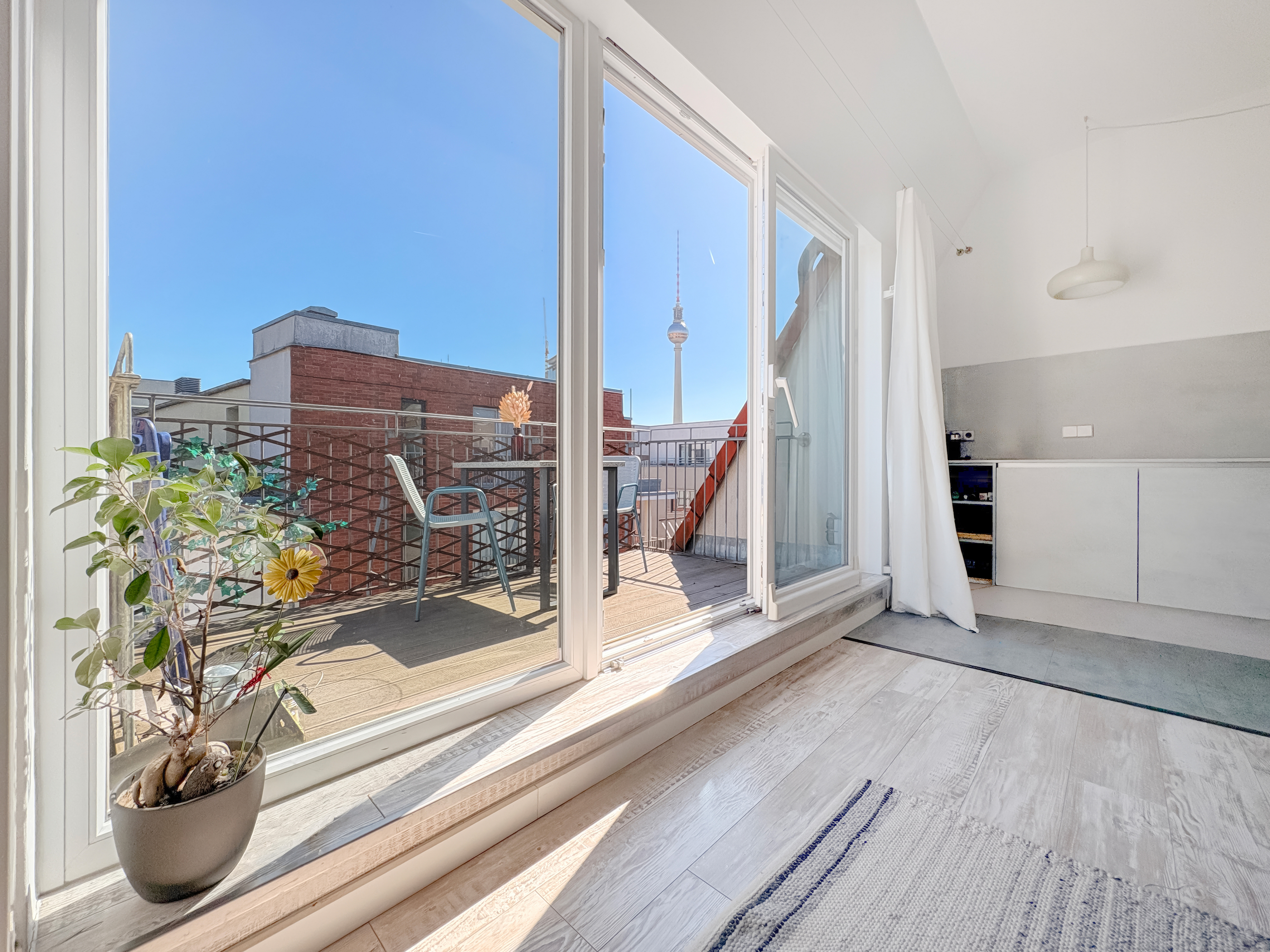 Prime location in Scheunenviertel: Bright penthouse apartment with views of the TV Tower