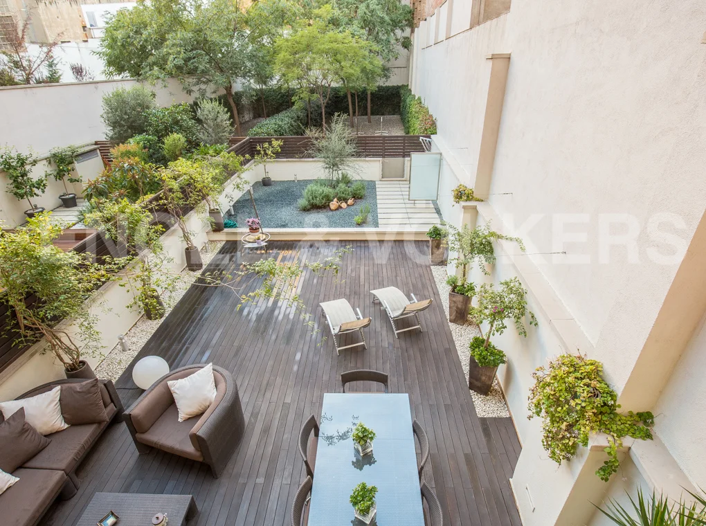 Duplex with 300 sqm terrace and parking in Eixample