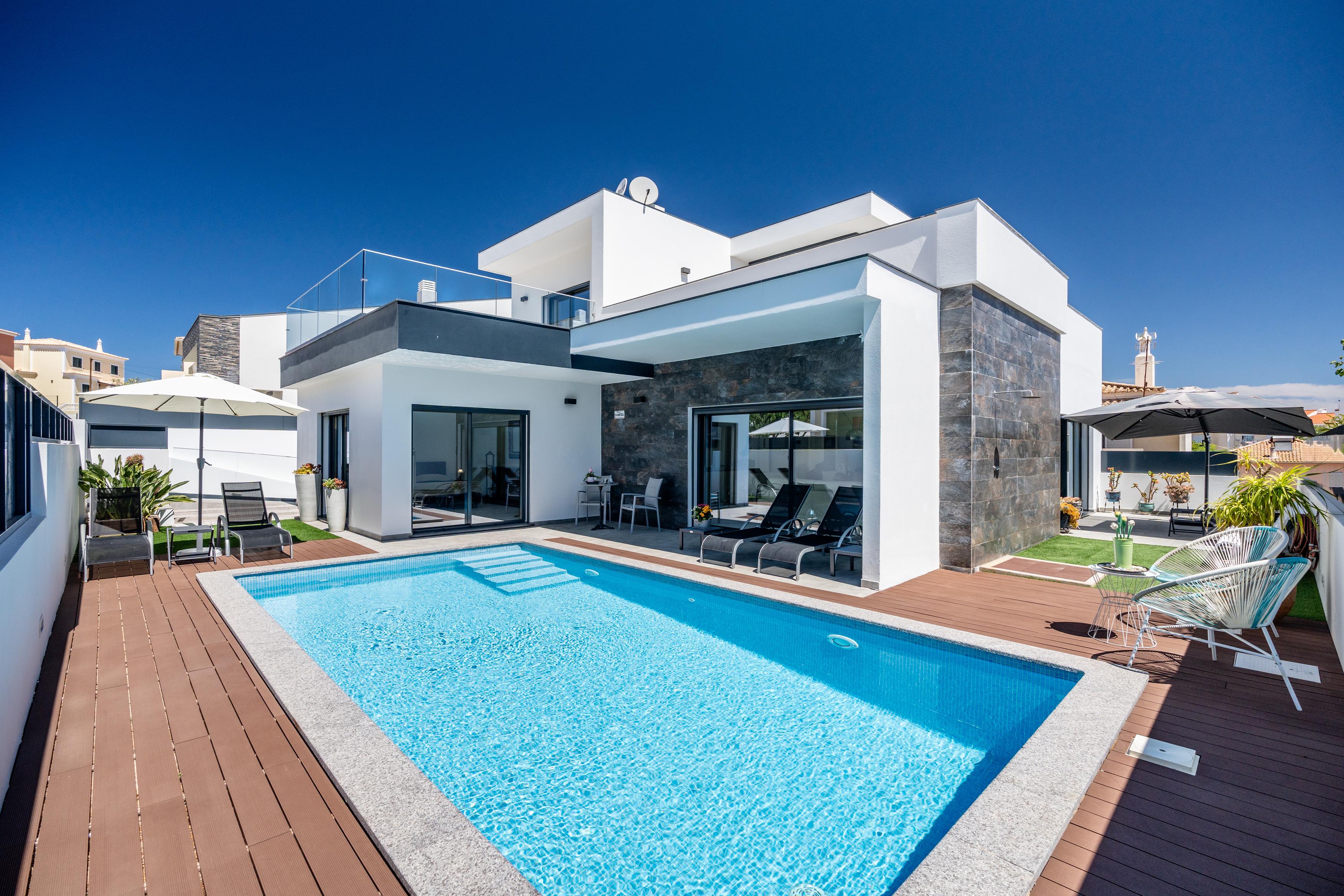 Contemporary 3-bedroom en-suite villa with pool and large garage in Portimão